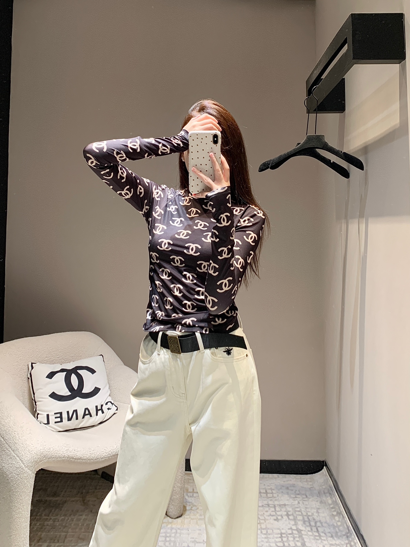 P300 CHANEL24FW Double C Logo Printed Bottom Long Sleeve T-Shirt丨High Narrow Small Crew Neck destaca o senso de atmosfera elegante Não é exigente sobre a forma do seu rosto, fácil de usar e mais fino! O material real é extremamente fino, confortável e prático 💯 É simplesmente lindo com calças ou saias de cintura alta e pernas largas! É fácil de usar o tipo de sensação preguiçosa casual do blogueiro INS ~ a textura de tecido personalizada é super confortável! Este tipo de t-shirt é uma peça de vestuário que já existe há muito tempo! O casual com um muito fora da imagem de um ~ local à venda S / M / L- sacos de alta réplica