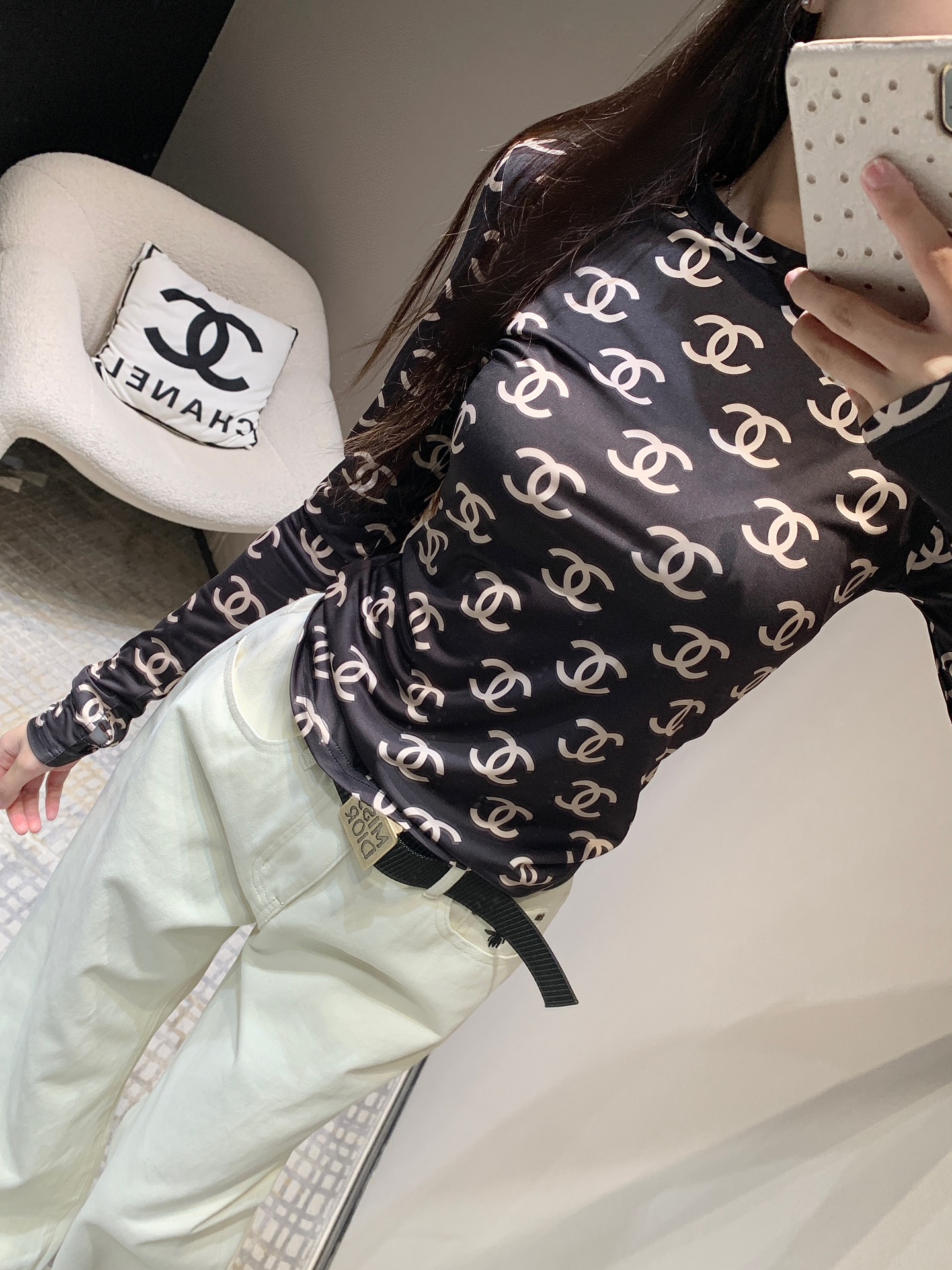 P300 CHANEL24FW Double C Logo Printed Bottom Long Sleeve T-Shirt丨High Narrow Small Crew Neck destaca o senso de atmosfera elegante Não é exigente sobre a forma do seu rosto, fácil de usar e mais fino! O material real é extremamente fino, confortável e prático 💯 É simplesmente lindo com calças ou saias de cintura alta e pernas largas! É fácil de usar o tipo de sensação preguiçosa casual do blogueiro INS ~ a textura de tecido personalizada é super confortável! Este tipo de t-shirt é uma peça de vestuário que já existe há muito tempo! O casual com um muito fora da imagem de um ~ local à venda S / M / L- sacos de alta réplica