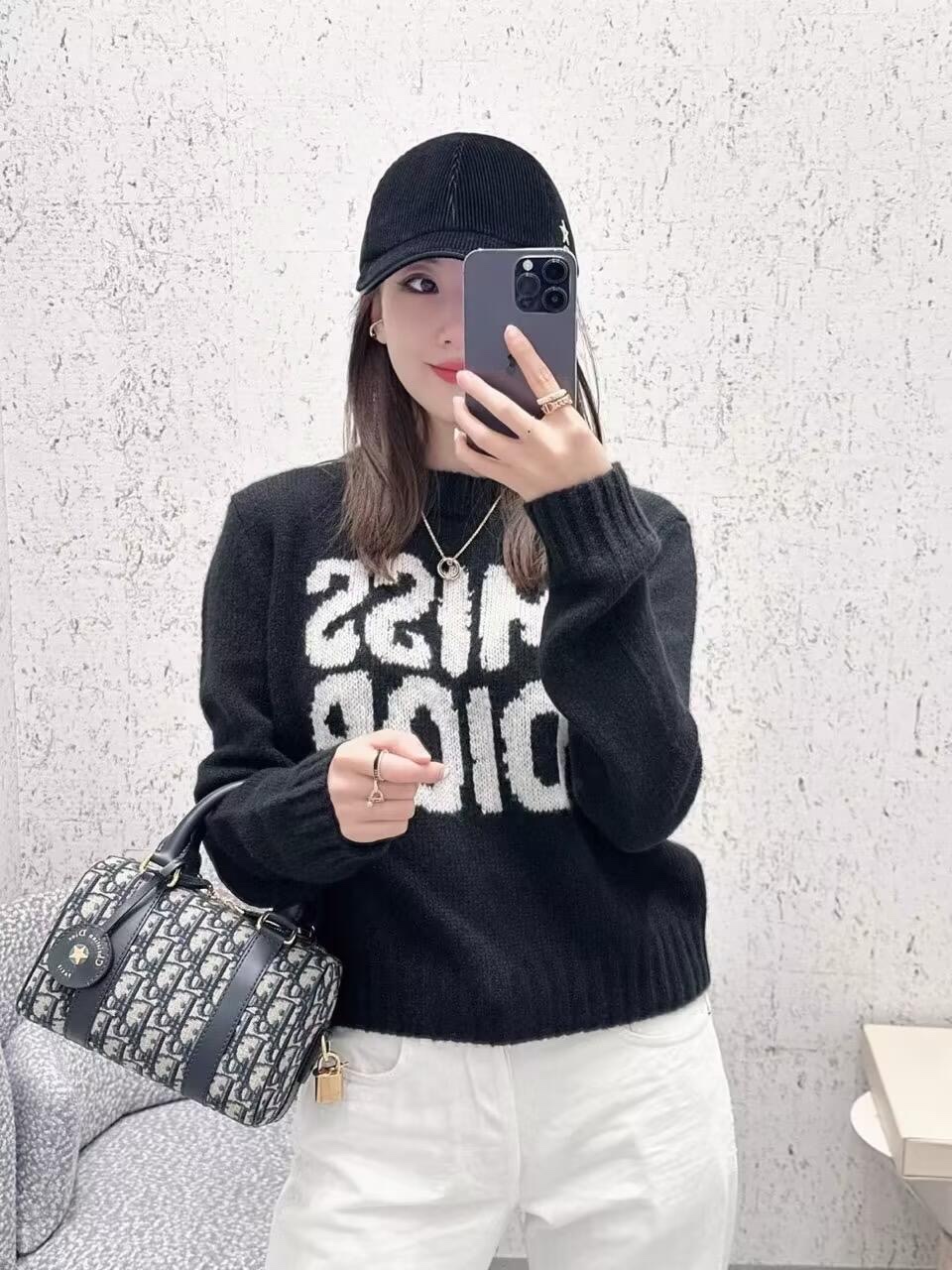 💰P560 Dior 24FW Early Autumn Limited Collection Graffiti letters jacquard silk cashmere 🐑 knitted sweater 丨 fabric is super soft and comfortable The season's king of the single super-versatile and eye-catching one 🌟 this season's color scheme really like fashionable girl rate without losing elegance daily wear with the noble taste Never enough to look at the classic series 📷 In stock S/M/L