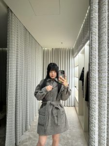 💰P1700 CHANEL 24B Autumn and Winter New Handmade Workshop Series Skirt Jacket 丨 Kwon Chi-Lung with the same sense of hauteur dark gray plaid lapel Chanel style tweed long coat Haute Couture wool soft tweed fabric with belt Texture quality exquisite 100% pure silk lining presents a sense of chic hauteur sense of refinement and elegance of the atmosphere On sale now S / M / L