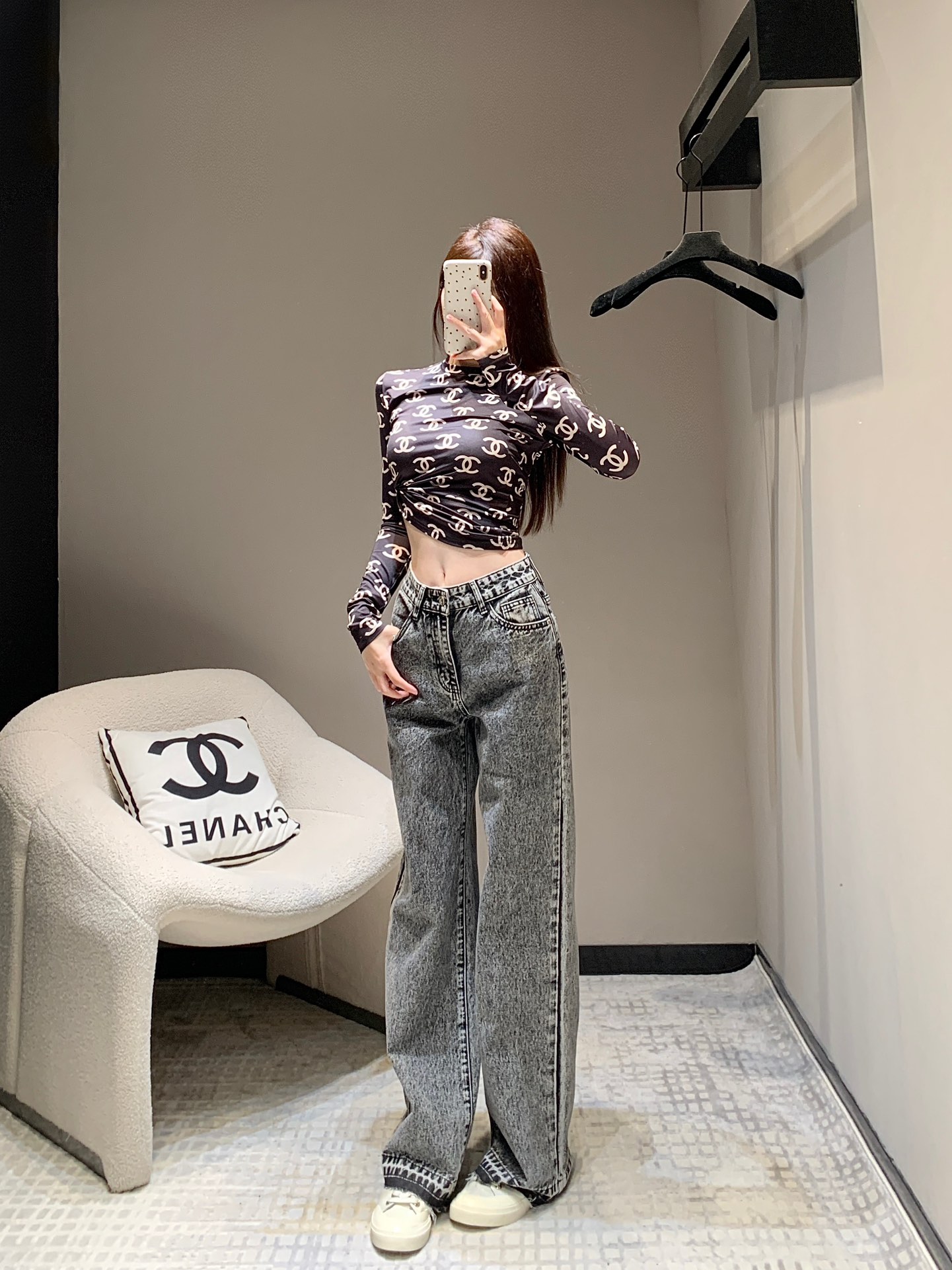 💰P380 로에베 24FW 가을과 겨울 새로운 튀긴 눈송이 생지 스트레이트 진 丨 바디에 100%면 원단 데님을 사용하여 매우 편안한 하이 웨이스트 디자인 패턴을 착용하는 부드러운 원단 매우 좋은 무거운 작업 튀긴 눈송이 공정 백 포켓이 색상 + 로고 디자인 스키니 커버 미트 쇼 다리 길이의 창의적인 스트레이트 하이 웨이스트 버전 다양성 클래식 모델 맞춤형 하드웨어 액세서리 솜씨의 품질 세부 사항을 살펴보기 위해 솜씨 💫판매 중 S/M/L