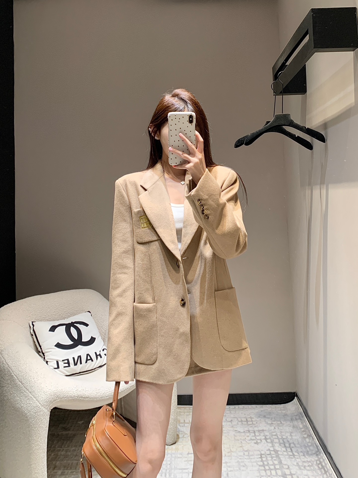 Media Falda 💰P400 Chaqueta 💰P820 miu mi* 24FW Otoño e Invierno Nueva Flip Lapel Bolsillo Traje Chaqueta + Media Falda Traje 丨 camel terciopelo telas hechas por una serie de sofisticados procesos de tecnología de hilado peinado importado, exquisita tecnología de acabado de gamuza de doble cara para crear una chaqueta de tweed de doble cara tweed superficie lisa suave textura delicada sensación suave y lisa pegajosa desgaste cómodo y firme cálido y elegante puede ser emparejado con la serie de media falda Una combinación de desgaste. Simple y de alto grado en el cuerpo guapo de moda A la venta S / M / L-Alta fábrica de imitación