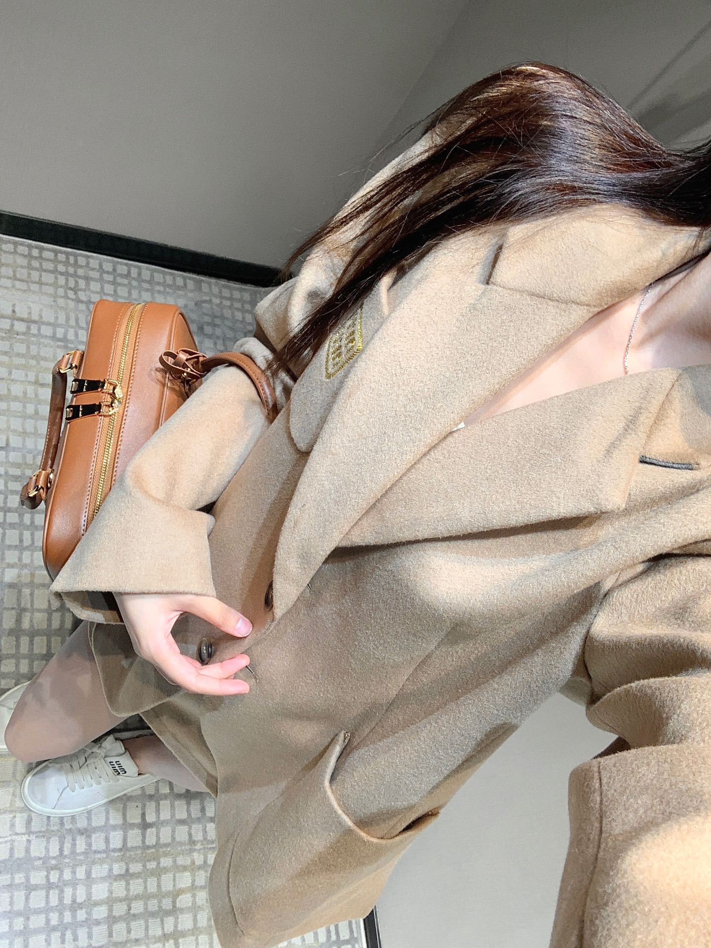 Media Falda 💰P400 Chaqueta 💰P820 miu mi* 24FW Otoño e Invierno Nueva Flip Lapel Bolsillo Traje Chaqueta + Media Falda Traje 丨 camel terciopelo telas hechas por una serie de sofisticados procesos de tecnología de hilado peinado importado, exquisita tecnología de acabado de gamuza de doble cara para crear una chaqueta de tweed de doble cara tweed superficie lisa suave textura delicada sensación suave y lisa pegajosa desgaste cómodo y firme cálido y elegante puede ser emparejado con la serie de media falda Una combinación de desgaste. Simple y de alto grado en el cuerpo guapo de moda A la venta S / M / L-Alta fábrica de imitación