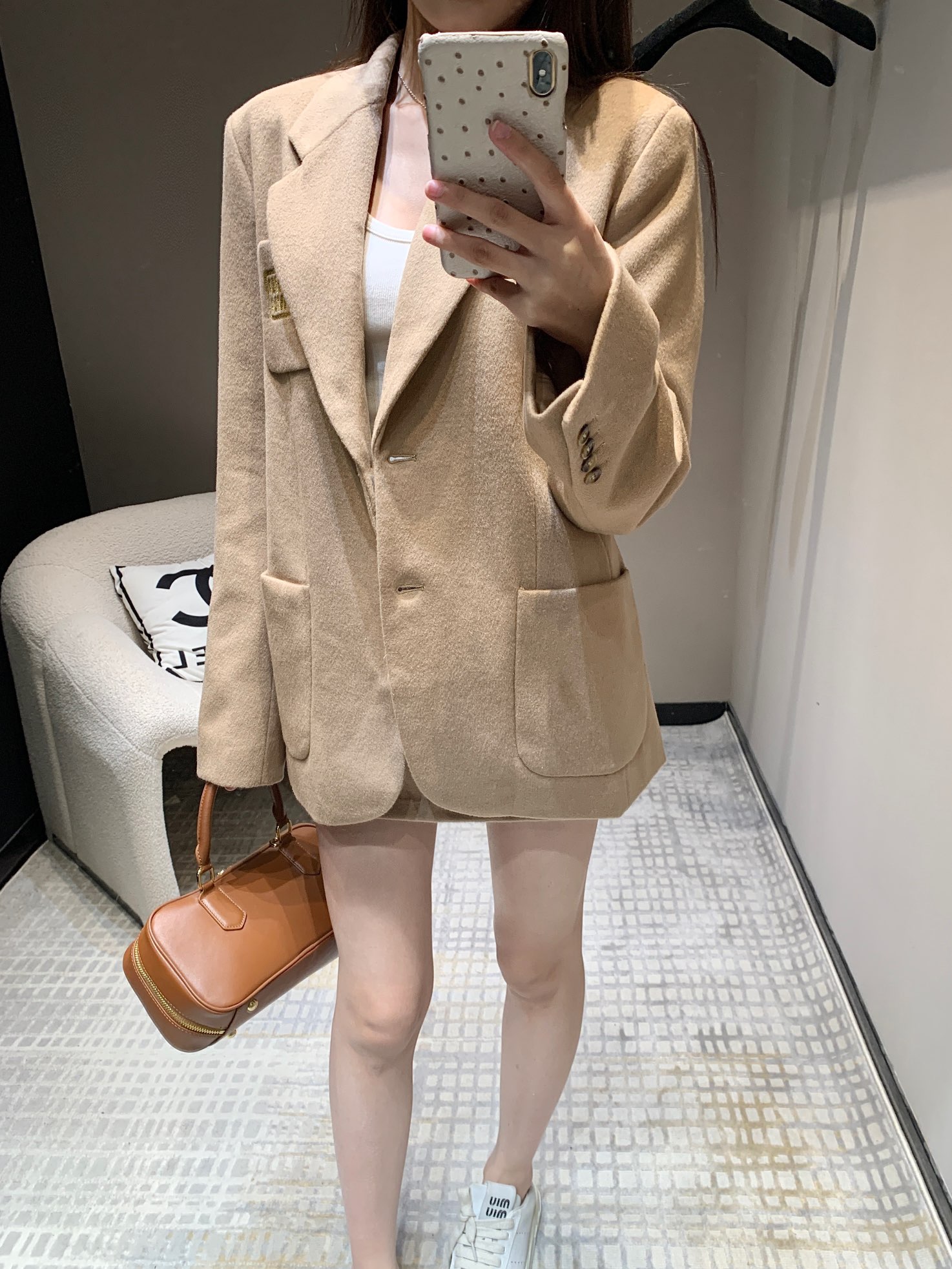 Media Falda 💰P400 Chaqueta 💰P820 miu mi* 24FW Otoño e Invierno Nueva Flip Lapel Bolsillo Traje Chaqueta + Media Falda Traje 丨 camel terciopelo telas hechas por una serie de sofisticados procesos de tecnología de hilado peinado importado, exquisita tecnología de acabado de gamuza de doble cara para crear una chaqueta de tweed de doble cara tweed superficie lisa suave textura delicada sensación suave y lisa pegajosa desgaste cómodo y firme cálido y elegante puede ser emparejado con la serie de media falda Una combinación de desgaste. Simple y de alto grado en el cuerpo guapo de moda A la venta S / M / L-Alta fábrica de imitación