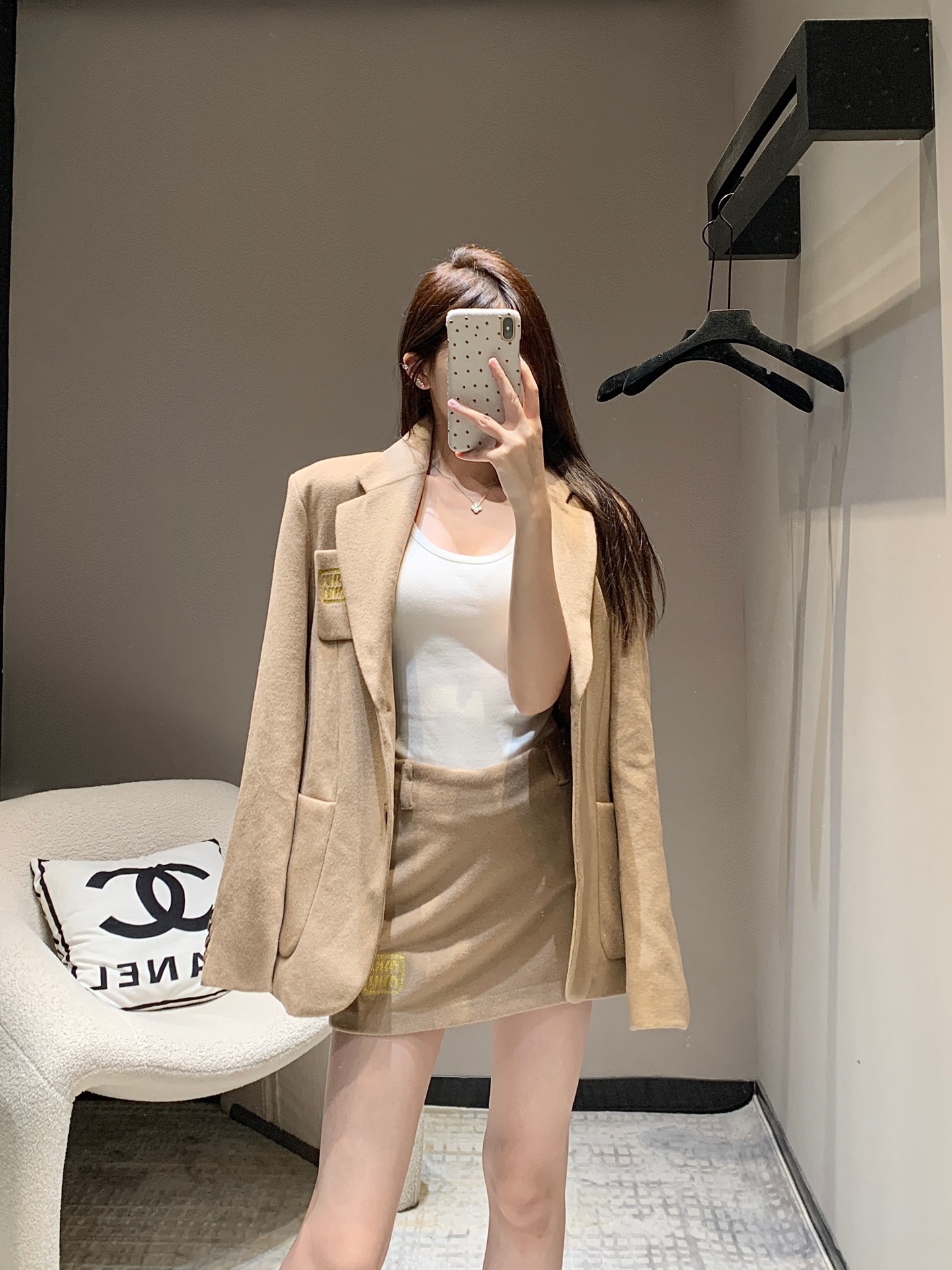 Media Falda 💰P400 Chaqueta 💰P820 miu mi* 24FW Otoño e Invierno Nueva Flip Lapel Bolsillo Traje Chaqueta + Media Falda Traje 丨 camel terciopelo telas hechas por una serie de sofisticados procesos de tecnología de hilado peinado importado, exquisita tecnología de acabado de gamuza de doble cara para crear una chaqueta de tweed de doble cara tweed superficie lisa suave textura delicada sensación suave y lisa pegajosa desgaste cómodo y firme cálido y elegante puede ser emparejado con la serie de media falda Una combinación de desgaste. Simple y de alto grado en el cuerpo guapo de moda A la venta S / M / L-Alta fábrica de imitación