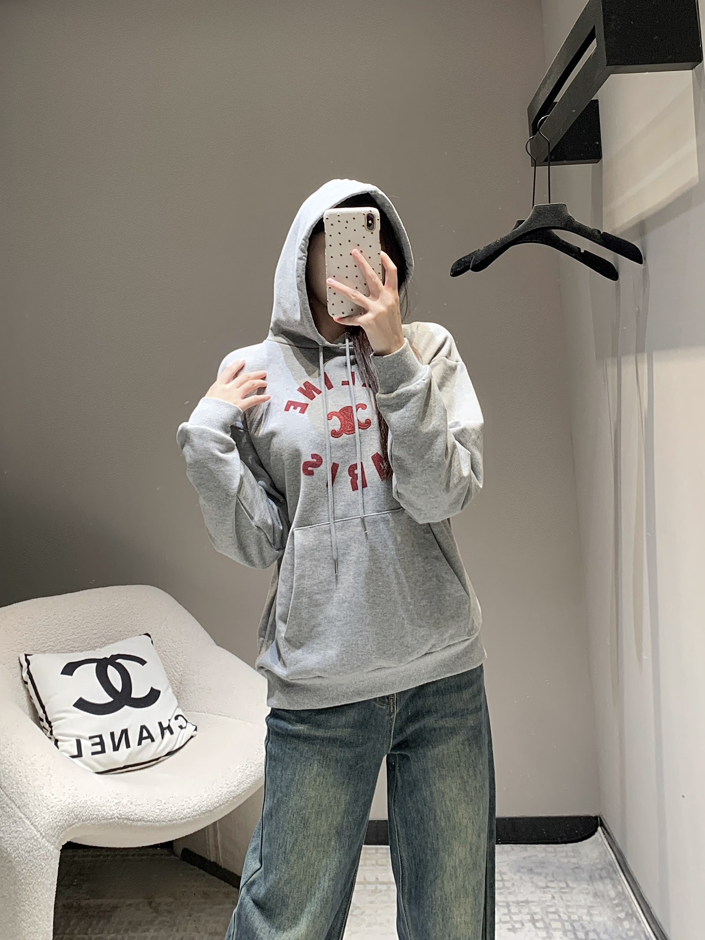 💰P440 Celine 24FW fall and winter new Flocking letter print hooded sweatshirt丨Clean and sharp tailoring Stiff hooded hood Details online The design is simple but not lose the sense of fashion Micro loose version comes with the efficacy of adjusting the proportion of the body Funky and high-grade Show the INS blogger style! Casual and handsome 😎 very delicate a small jacket 👍 CHAO level thin and versatile 😻 is irresistible small single! Customized fabrics Practical and textured at the same time! Fairies! Hurry up and take action! Available in S/M/L