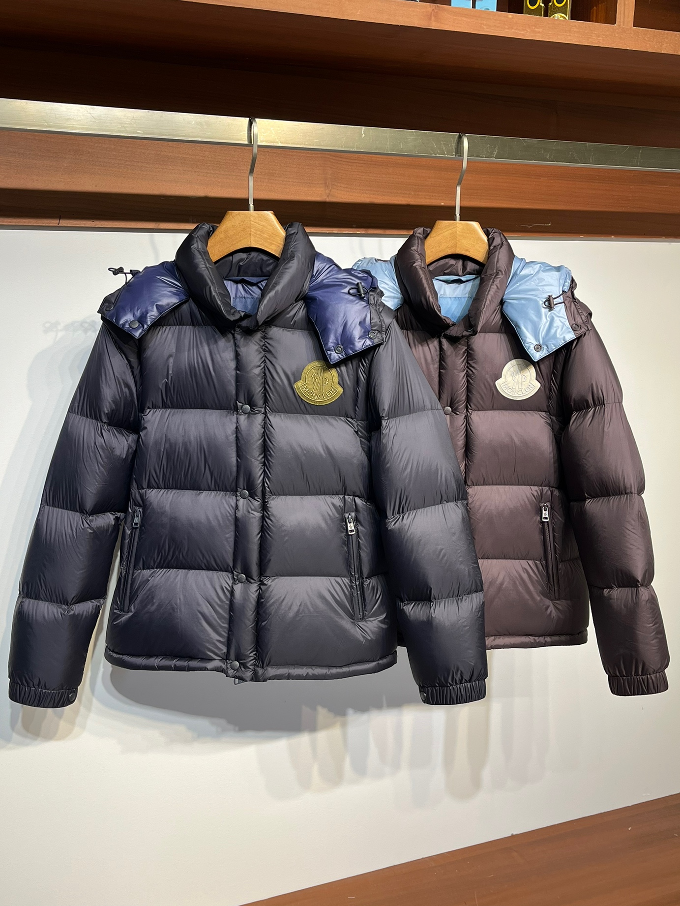 P1540 MOC24FW outono e inverno novo clássico feltro bordado crachá nylon down jacket homens e mulheres com mangas removíveis 2 em 1 colete down jacket! O novo casaco de penas da Famonkou, com o seu desempenho leve, impermeável, quente e confortável e a sua aparência e design modernos, tornou-se um casaco indispensável no inverno!Este casaco de penas é feito de material impermeável de nylon leve que bloqueia eficazmente a entrada de ar frio no casaco e também tem um excelente desempenho à prova de água para o manter seco à chuva e à neve! No interior, o casaco é preenchido com penugem de ganso 90% de norma europeia, uma penugem de ganso de alta qualidade que tem um excelente efeito de bloqueio do calor, permitindo-lhe sentir um abraço caloroso no inverno frio! O enchimento de penugem de ganso também dá ao casaco uma sensação acolhedora e leve, tornando-o fácil de usar!O design é uma versão moderna da silhueta clássica dos anos 80, que é uma mistura perfeita de vintage e moda! O capuz amovível e o forro colorido acrescentam um elemento extra de estilo ao casaco, dando-lhe um toque mais pessoal! As mangas também podem ser facilmente removidas para converter o casaco num colete, quando necessário! O grande brasão no peito confere um toque de luxo e glamour ao casaco! O novo design minimalista torna este casaco unissexo, tornando-o numa escolha elegante e quente para si e para os seus entes queridos! Disponível em castanho-escuro/azul-marinho! Tamanho: 1-5Tamanho 1: largura do ombro 50cm - peito 116cm - comprimento 70cm - comprimento da manga 63cmTamanho 2: largura do ombro 51cm - peito 120cm - comprimento 72cm - comprimento da manga 64cmTamanho 3: largura do ombro 52cm - peito 124cm - comprimento 74cm - comprimento da manga 65cmTamanho 4: Largura dos ombros 53cm-Busto 128cm-Comprimento 76cm-Comprimento da manga 66cmTamanho 5: Largura do ombro 54cm-Busto 132cm-Comprimento 78cm-Comprimento da manga 67cm