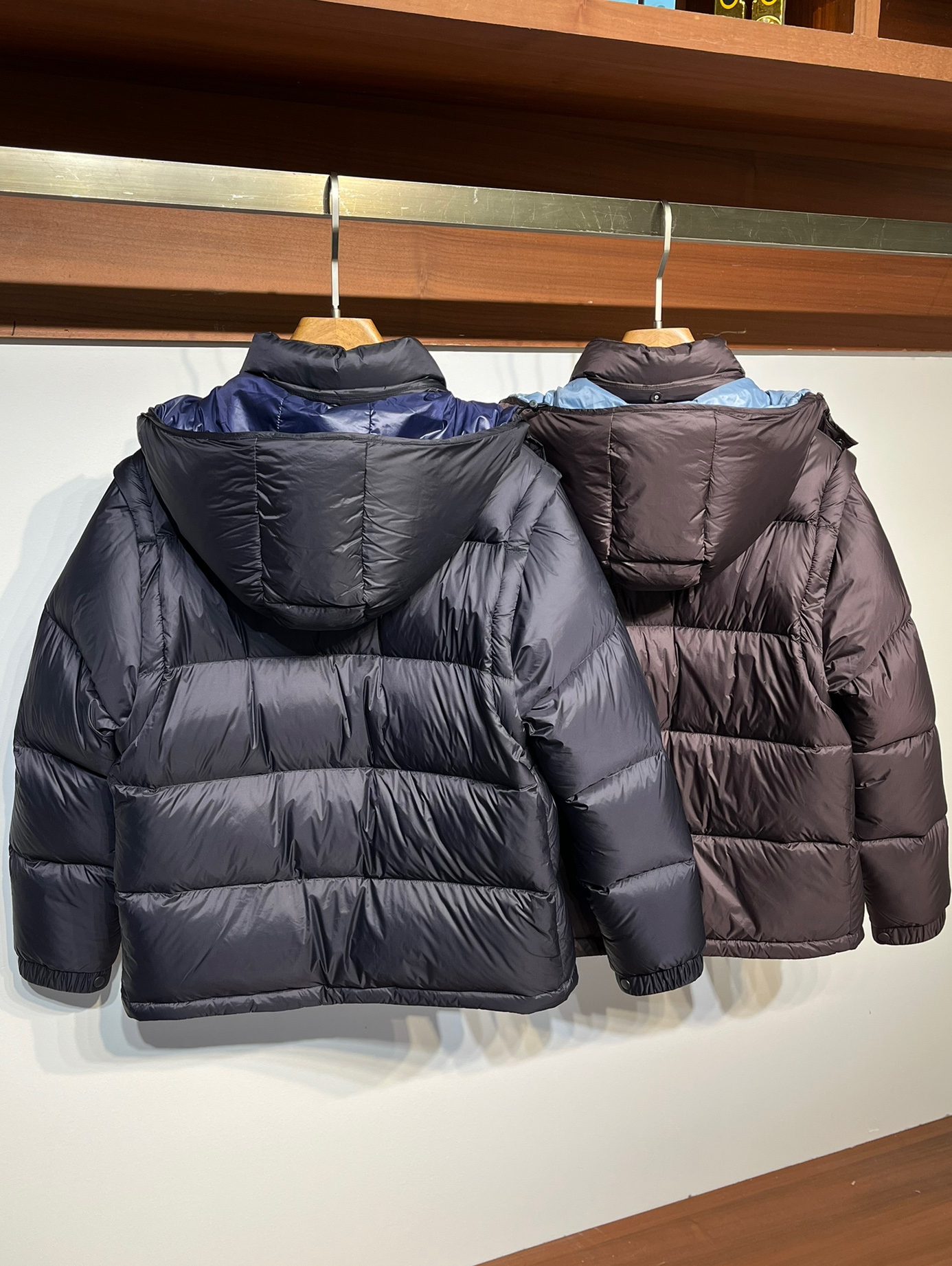 P1540 MOC24FW outono e inverno novo clássico feltro bordado crachá nylon down jacket homens e mulheres com mangas removíveis 2 em 1 colete down jacket! O novo casaco de penas da Famonkou, com o seu desempenho leve, impermeável, quente e confortável e a sua aparência e design modernos, tornou-se um casaco indispensável no inverno!Este casaco de penas é feito de material impermeável de nylon leve que bloqueia eficazmente a entrada de ar frio no casaco e também tem um excelente desempenho à prova de água para o manter seco à chuva e à neve! No interior, o casaco é preenchido com penugem de ganso 90% de norma europeia, uma penugem de ganso de alta qualidade que tem um excelente efeito de bloqueio do calor, permitindo-lhe sentir um abraço caloroso no inverno frio! O enchimento de penugem de ganso também dá ao casaco uma sensação acolhedora e leve, tornando-o fácil de usar!O design é uma versão moderna da silhueta clássica dos anos 80, que é uma mistura perfeita de vintage e moda! O capuz amovível e o forro colorido acrescentam um elemento extra de estilo ao casaco, dando-lhe um toque mais pessoal! As mangas também podem ser facilmente removidas para converter o casaco num colete, quando necessário! O grande brasão no peito confere um toque de luxo e glamour ao casaco! O novo design minimalista torna este casaco unissexo, tornando-o numa escolha elegante e quente para si e para os seus entes queridos! Disponível em castanho-escuro/azul-marinho! Tamanho: 1-5Tamanho 1: largura do ombro 50cm - peito 116cm - comprimento 70cm - comprimento da manga 63cmTamanho 2: largura do ombro 51cm - peito 120cm - comprimento 72cm - comprimento da manga 64cmTamanho 3: largura do ombro 52cm - peito 124cm - comprimento 74cm - comprimento da manga 65cmTamanho 4: Largura dos ombros 53cm-Busto 128cm-Comprimento 76cm-Comprimento da manga 66cmTamanho 5: Largura do ombro 54cm-Busto 132cm-Comprimento 78cm-Comprimento da manga 67cm