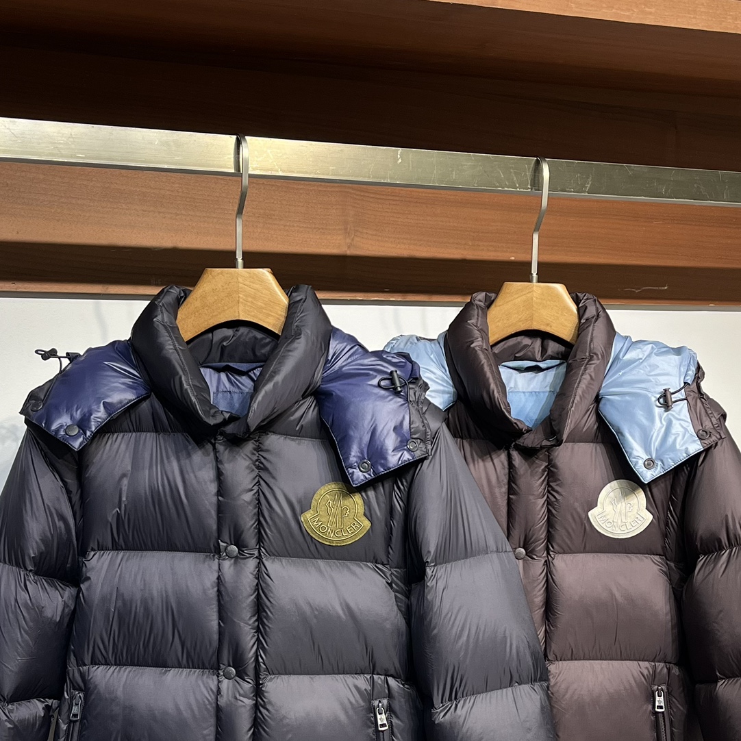 P1540 MOC24FW outono e inverno novo clássico feltro bordado crachá nylon down jacket homens e mulheres com mangas removíveis 2 em 1 colete down jacket! O novo casaco de penas da Famonkou, com o seu desempenho leve, impermeável, quente e confortável e a sua aparência e design modernos, tornou-se um casaco indispensável no inverno!Este casaco de penas é feito de material impermeável de nylon leve que bloqueia eficazmente a entrada de ar frio no casaco e também tem um excelente desempenho à prova de água para o manter seco à chuva e à neve! No interior, o casaco é preenchido com penugem de ganso 90% de norma europeia, uma penugem de ganso de alta qualidade que tem um excelente efeito de bloqueio do calor, permitindo-lhe sentir um abraço caloroso no inverno frio! O enchimento de penugem de ganso também dá ao casaco uma sensação acolhedora e leve, tornando-o fácil de usar!O design é uma versão moderna da silhueta clássica dos anos 80, que é uma mistura perfeita de vintage e moda! O capuz amovível e o forro colorido acrescentam um elemento extra de estilo ao casaco, dando-lhe um toque mais pessoal! As mangas também podem ser facilmente removidas para converter o casaco num colete, quando necessário! O grande brasão no peito confere um toque de luxo e glamour ao casaco! O novo design minimalista torna este casaco unissexo, tornando-o numa escolha elegante e quente para si e para os seus entes queridos! Disponível em castanho-escuro/azul-marinho! Tamanho: 1-5Tamanho 1: largura do ombro 50cm - peito 116cm - comprimento 70cm - comprimento da manga 63cmTamanho 2: largura do ombro 51cm - peito 120cm - comprimento 72cm - comprimento da manga 64cmTamanho 3: largura do ombro 52cm - peito 124cm - comprimento 74cm - comprimento da manga 65cmTamanho 4: Largura dos ombros 53cm-Busto 128cm-Comprimento 76cm-Comprimento da manga 66cmTamanho 5: Largura do ombro 54cm-Busto 132cm-Comprimento 78cm-Comprimento da manga 67cm