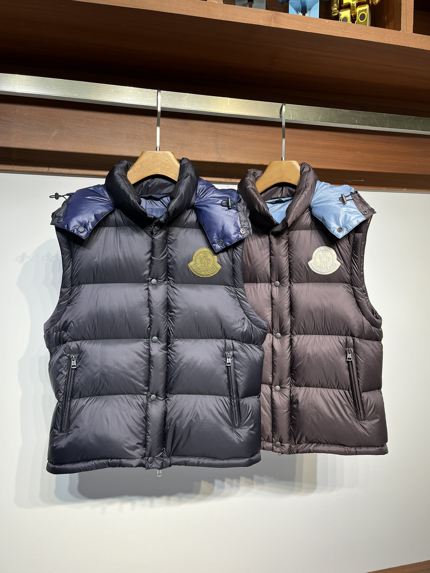 P1540 MOC24FW fall and winter new classic felt embroidered badge nylon down jacket men and women with removable sleeves 2-in-1 down vest down jacket! Trade company channel diluted out synchronized official website on sale 35920RMB! Famongkou new down jacket with its lightweight, waterproof, warm and comfortable performance and fashionable appearance design has become an indispensable winter jacket! This down jacket is made of lightweight nylon waterproof material that effectively blocks the intrusion of cold air and also has excellent waterproof performance to keep you dry in rain and snow! Inside, the jacket is filled with European Standard 90% goose down, a high-quality goose down that has an excellent warmth-locking effect, allowing you to feel a warm embrace in the cold winter! This high quality goose down has an excellent warmth locking effect so that you can feel warm and embracing even in the cold winter! Moreover, this goose down filling also gives the jacket a cozy and weightless feeling so that you can feel more relaxed when wearing it! The design is a modern take on the classic 80's silhouette that is a perfect blend of vintage and fashion! The removable hood and color-coded lining add an extra element of style to the jacket, making it even more customizable! In addition, the sleeves are easily removable, so you can convert the jacket into a vest when you need it to meet your diversified wearing needs! The large crest on the chest not only shows off the luxury status but also adds a touch of glamor to the jacket! The new minimalist design makes this jacket unisex, making it a fashionable and warm choice for you and your loved ones! Dark curry/navy blue two colors into! Size: 1-51 yards: shoulder width 50cm - chest 116cm - length 70cm - sleeve length 63cm2 yards: shoulder width 51cm - chest 120cm - length 72cm - sleeve length 64cm3 yards: shoulder width 52cm - chest 124cm - length 74cm - sleeve length 65cm4 yards: shoulder width 53cm - chest 128cm - length 76cm - sleeve length 66cm5 yards: shoulder width 54cm - chest 128cm - length 76cm - sleeve length 66cm6 yards: shoulder width 53cm - chest 128cm - length 76cm - sleeve length 66cm7 yards: shoulder width 53cm - chest 128cm - sleeve length 76cm 66cm5 yards: shoulder width 54cm-chest 132cm-shirt length 78cm-sleeve length 67cm-high-fashion factory