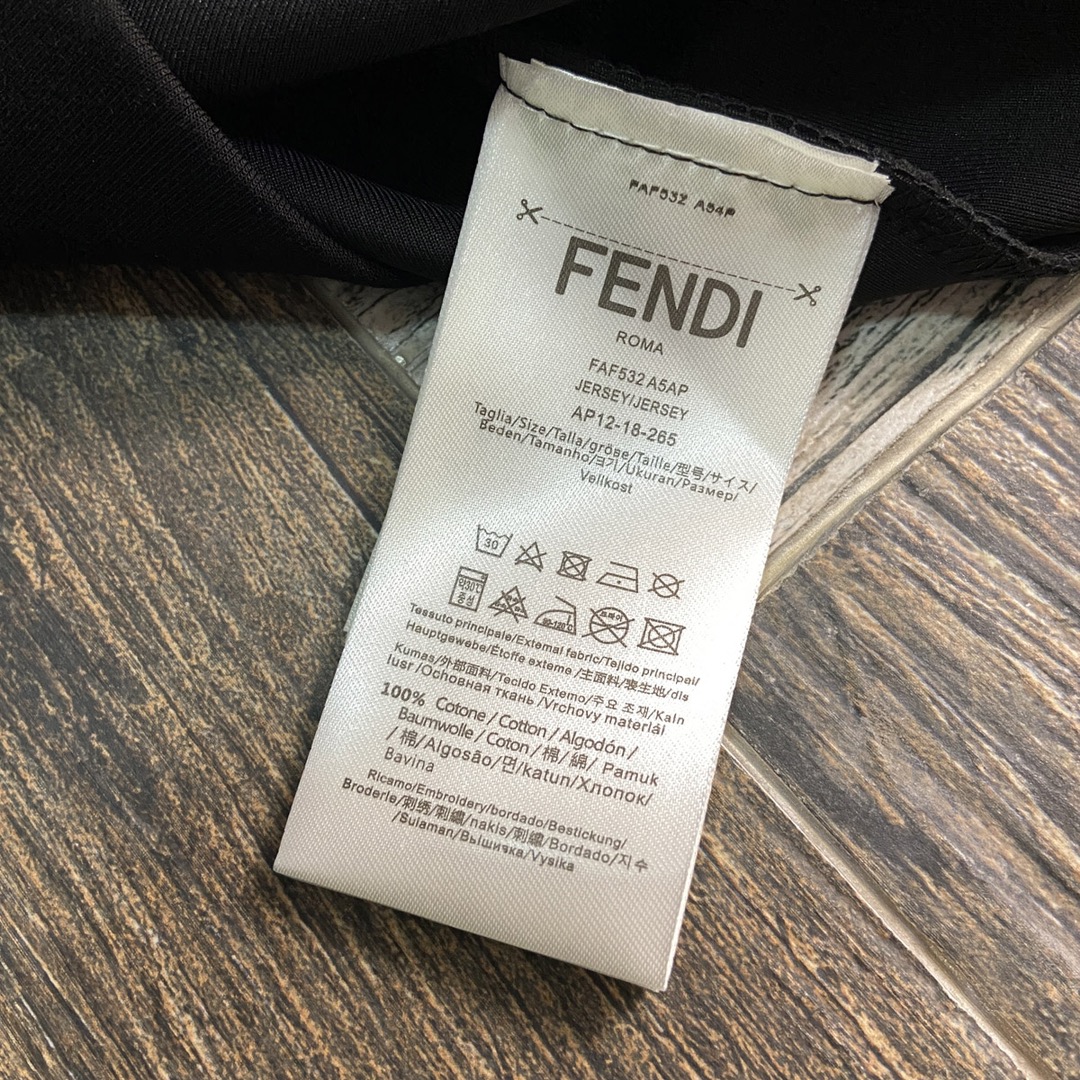 P480 FENDI フェンディ マックス 6XL 着用 240ポンド 2024秋冬GWシンクスウェットTシャツ！秋冬のベースレイヤーとして一枚で着れる優れもの！定番を継承！フルオーダーモデル！胸元の重厚なクラフトロゴデザインハイエンドカスタムエアーレイヤーロングステープルコットン生地は、形状からデザインに至るまで、細部まで十分なシェイプやデザインは、非常に時代の新しい波です！ネックラインはややフィットネック良い形良い生地！快適な肌暖かくスタイリッシュなボディに高密度綿素材！ヤード数：M-6XL（178 140ポンドL最大240ポンド）