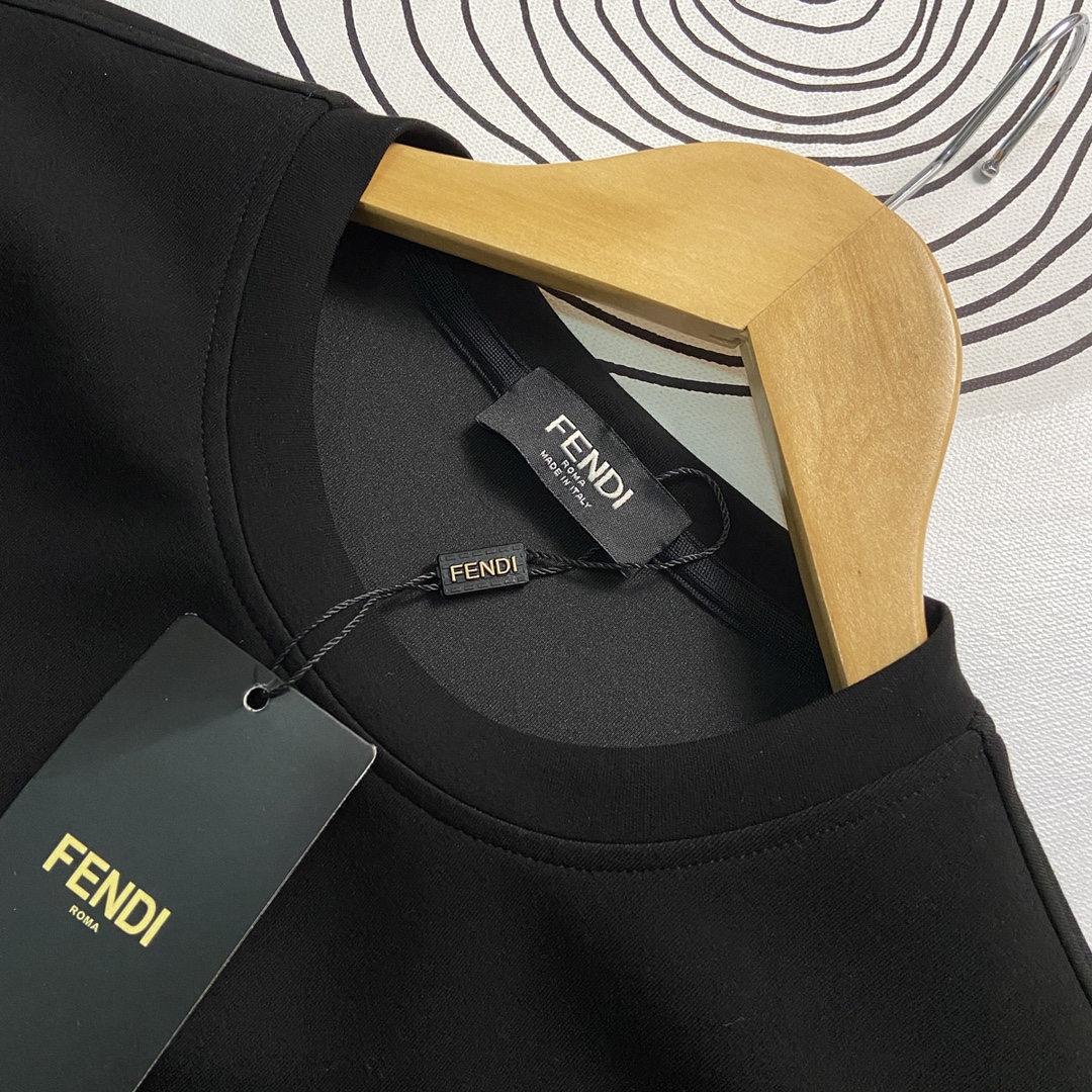 P480 FENDI フェンディ マックス 6XL 着用 240ポンド 2024秋冬GWシンクスウェットTシャツ！秋冬のベースレイヤーとして一枚で着れる優れもの！定番を継承！フルオーダーモデル！胸元の重厚なクラフトロゴデザインハイエンドカスタムエアーレイヤーロングステープルコットン生地は、形状からデザインに至るまで、細部まで十分なシェイプやデザインは、非常に時代の新しい波です！ネックラインはややフィットネック良い形良い生地！快適な肌暖かくスタイリッシュなボディに高密度綿素材！ヤード数：M-6XL（178 140ポンドL最大240ポンド）