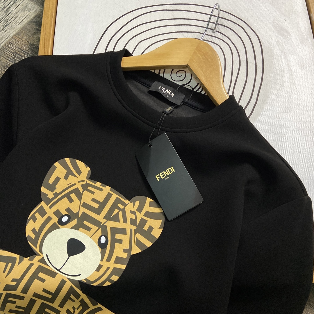 P480 FENDI フェンディ マックス 6XL 着用 240ポンド 2024秋冬GWシンクスウェットTシャツ！秋冬のベースレイヤーとして一枚で着れる優れもの！定番を継承！フルオーダーモデル！胸元の重厚なクラフトロゴデザインハイエンドカスタムエアーレイヤーロングステープルコットン生地は、形状からデザインに至るまで、細部まで十分なシェイプやデザインは、非常に時代の新しい波です！ネックラインはややフィットネック良い形良い生地！快適な肌暖かくスタイリッシュなボディに高密度綿素材！ヤード数：M-6XL（178 140ポンドL最大240ポンド）