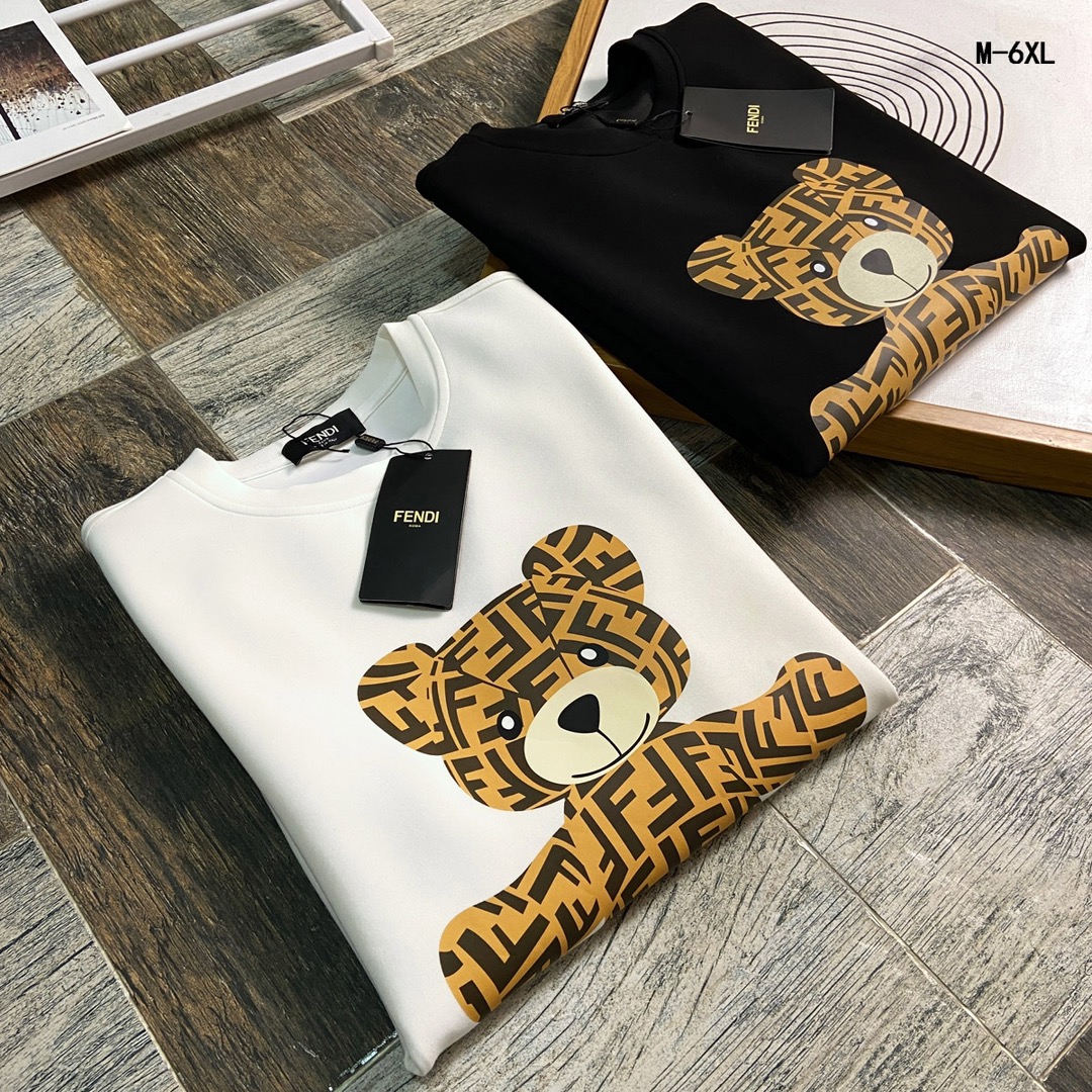 P480 FENDI フェンディ マックス 6XL 着用 240ポンド 2024秋冬GWシンクスウェットTシャツ！秋冬のベースレイヤーとして一枚で着れる優れもの！定番を継承！フルオーダーモデル！胸元の重厚なクラフトロゴデザインハイエンドカスタムエアーレイヤーロングステープルコットン生地は、形状からデザインに至るまで、細部まで十分なシェイプやデザインは、非常に時代の新しい波です！ネックラインはややフィットネック良い形良い生地！快適な肌暖かくスタイリッシュなボディに高密度綿素材！ヤード数：M-6XL（178 140ポンドL最大240ポンド）