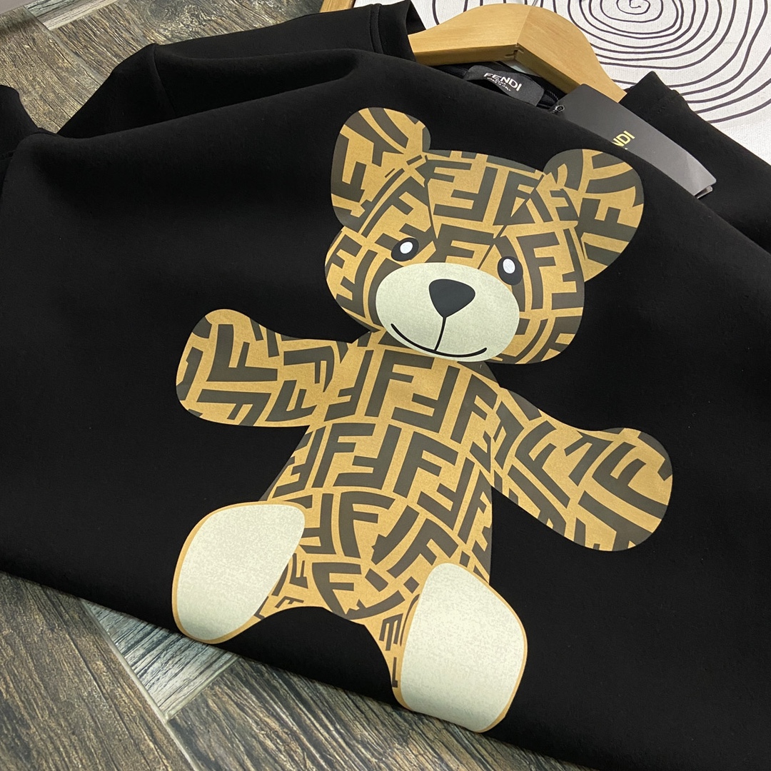 P480 FENDI フェンディ マックス 6XL 着用 240ポンド 2024秋冬GWシンクスウェットTシャツ！秋冬のベースレイヤーとして一枚で着れる優れもの！定番を継承！フルオーダーモデル！胸元の重厚なクラフトロゴデザインハイエンドカスタムエアーレイヤーロングステープルコットン生地は、形状からデザインに至るまで、細部まで十分なシェイプやデザインは、非常に時代の新しい波です！ネックラインはややフィットネック良い形良い生地！快適な肌暖かくスタイリッシュなボディに高密度綿素材！ヤード数：M-6XL（178 140ポンドL最大240ポンド）