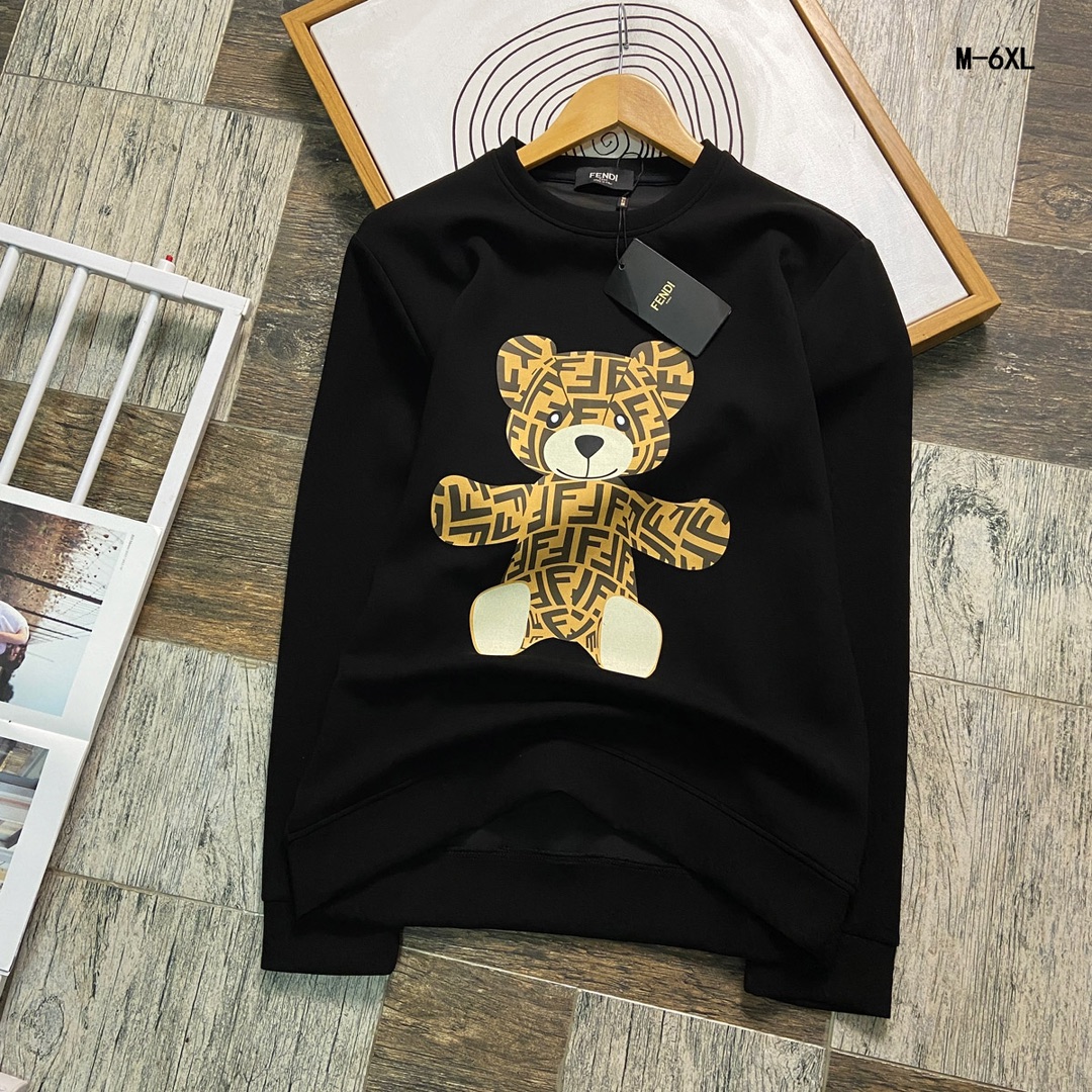 P480 FENDI フェンディ マックス 6XL 着用 240ポンド 2024秋冬GWシンクスウェットTシャツ！秋冬のベースレイヤーとして一枚で着れる優れもの！定番を継承！フルオーダーモデル！胸元の重厚なクラフトロゴデザインハイエンドカスタムエアーレイヤーロングステープルコットン生地は、形状からデザインに至るまで、細部まで十分なシェイプやデザインは、非常に時代の新しい波です！ネックラインはややフィットネック良い形良い生地！快適な肌暖かくスタイリッシュなボディに高密度綿素材！ヤード数：M-6XL（178 140ポンドL最大240ポンド）