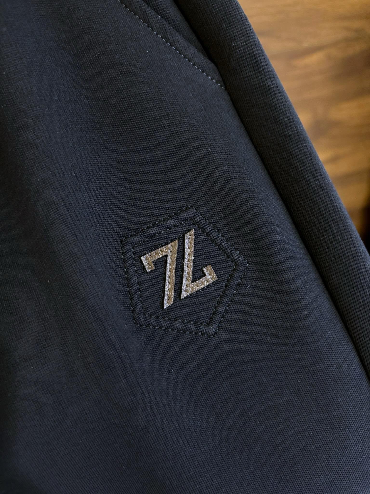 P520 Zegna Zegna 2024 autumn and winter newest elastic casual trousers Elastic small straight casual trousers Classic versatile Logo embellishment Elastic waist woven drawstring embodies the details of the texture Silhouette ajustée Classic versatile at the same time on the upper body has a total casual sense of slack Fabric is made of stretch knitted fabric Comfortable and breathable Keeping warm at the same time Embodying the high-grade texture !Taille : M-3XL