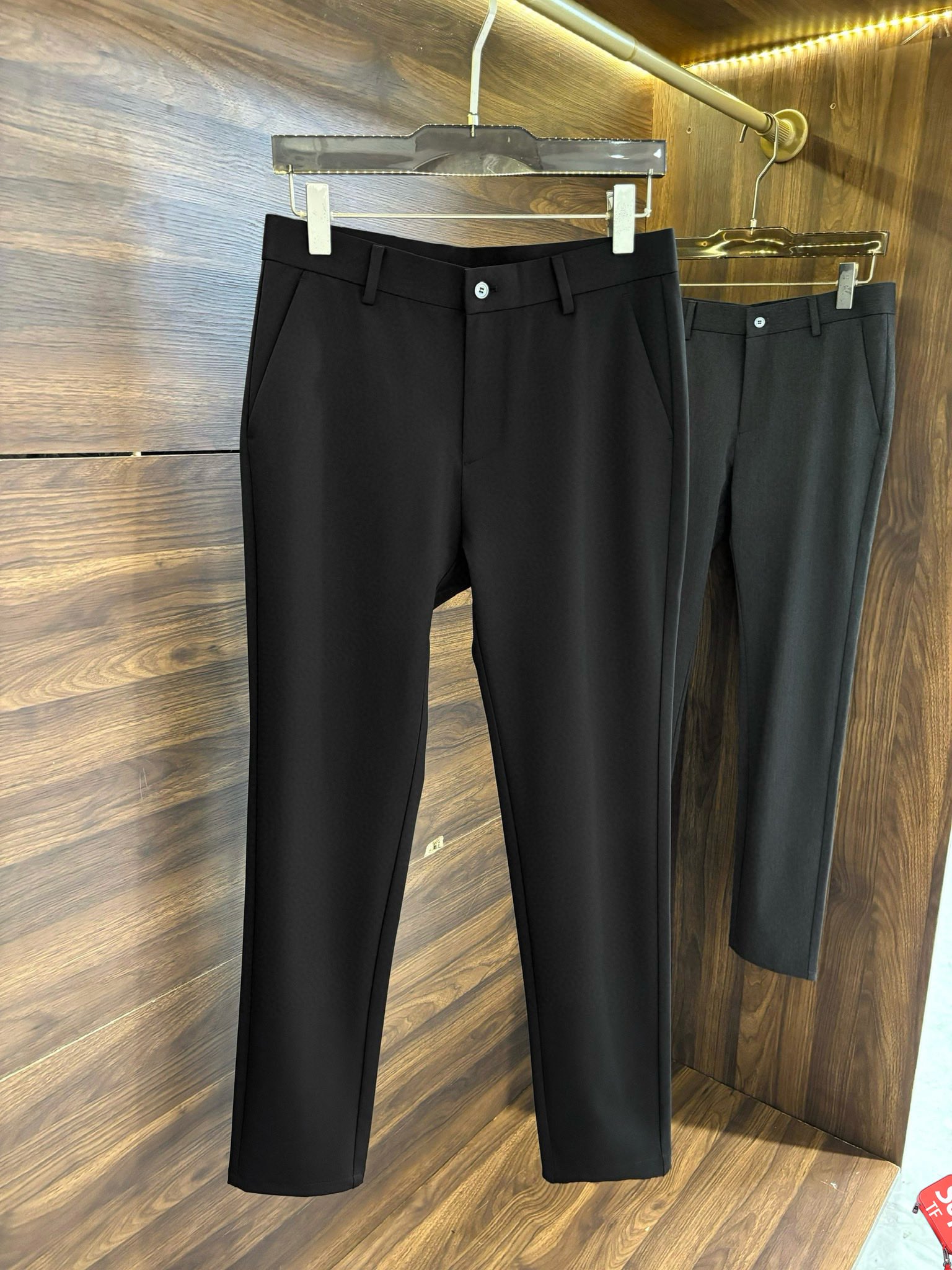 P520 TF Tom Ford 2024 counter new synchronized listing custom high-quality fashion casual pants pants suit pants super versatile models exclusive custom fabric feel delicate soft fit comfortable on the body super stylish! The original custom counter latest hardware accessories on the upper body show leg slender lining are impeccable any occasion can be attended to re-emphasize the fabric is very very obvious grade!Yardage: 30-38 (no 37)