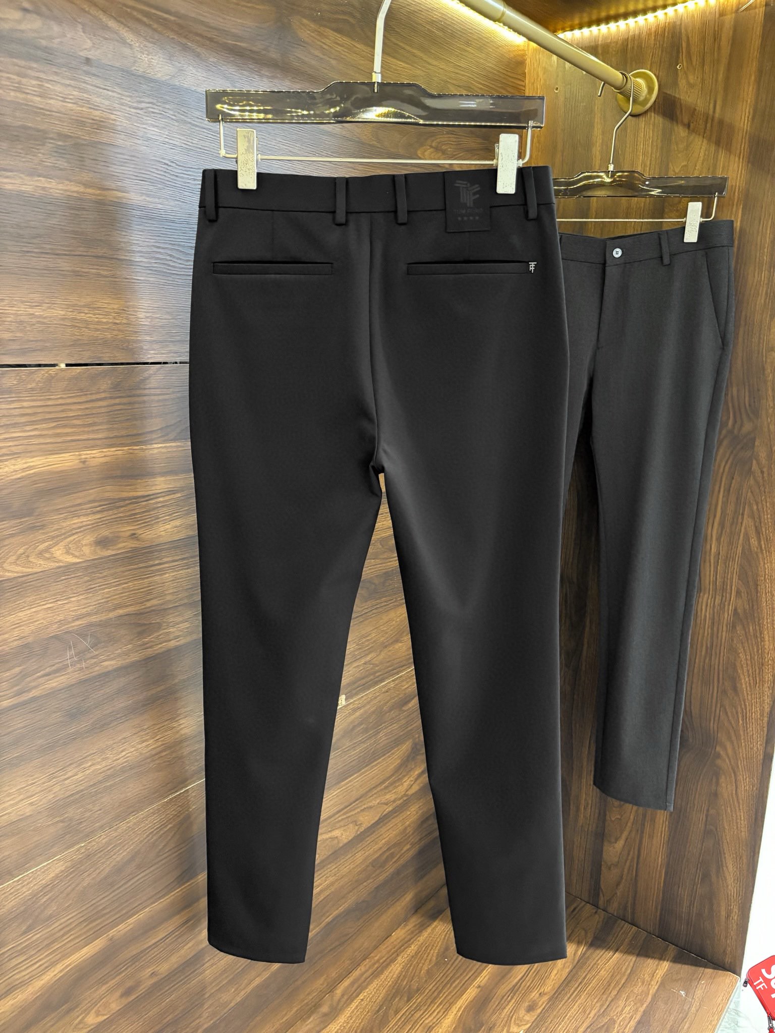 P520 TF Tom Ford 2024 counter new synchronized listing custom high-quality fashion casual pants pants suit pants super versatile models exclusive custom fabric feel delicate soft fit comfortable on the body super stylish! The original custom counter latest hardware accessories on the upper body show leg slender lining are impeccable any occasion can be attended to re-emphasize the fabric is very very obvious grade!Yardage: 30-38 (no 37)