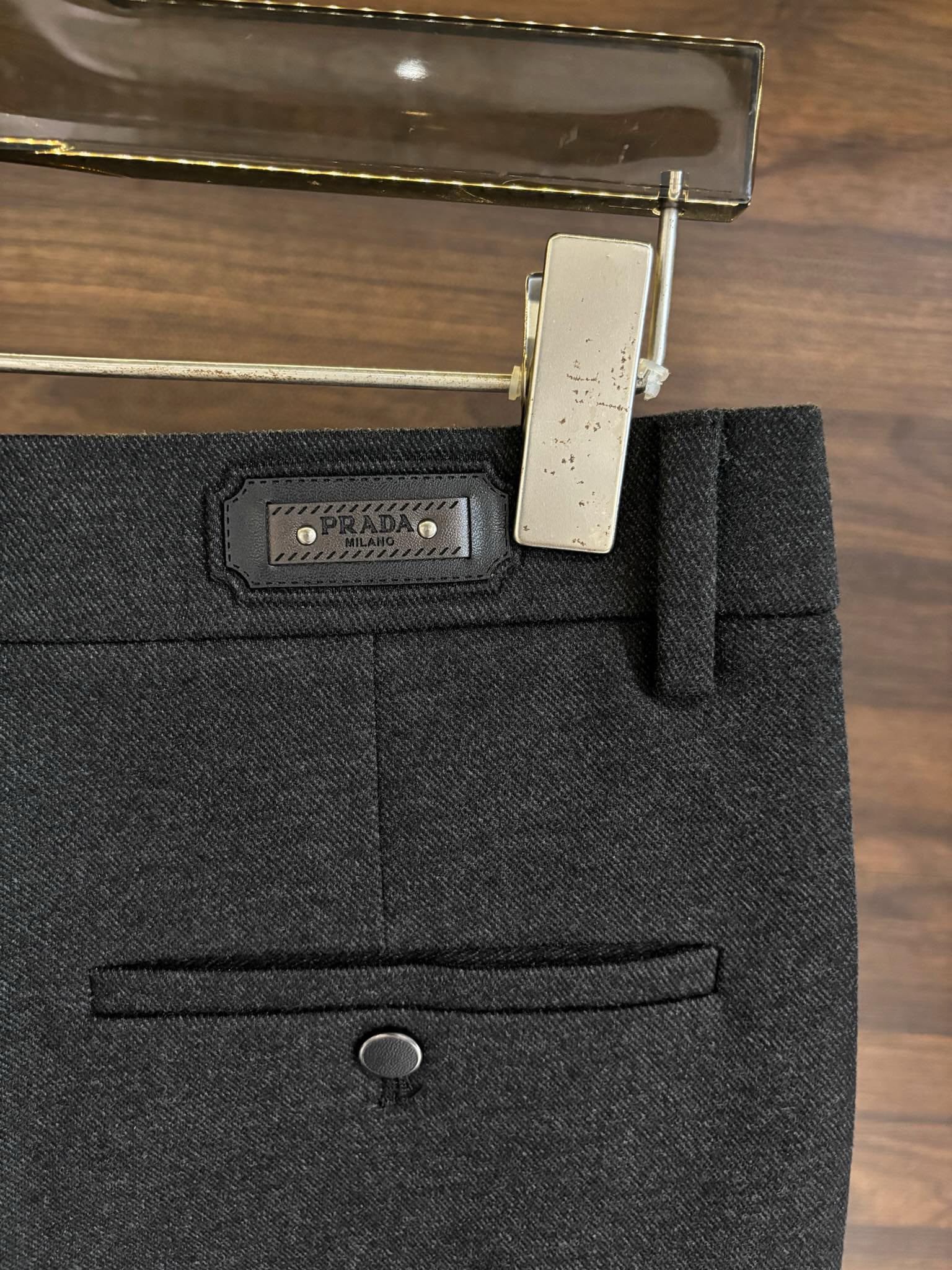 P520 Prada Prada 2024 automne et hiver hommes d'affaires décontracté pantalon costume société de négoce marchandises canal personnalisé worsted laine tissus se sentent bien sera confortable et agréable à la peau à la structure de texture ultime est assez durable à la fois sobre et extrêmement texture drapé excellente correspondance des couleurs lumière mature et stable et le haut de la compatibilité de l'espace est extrêmement élevé garde-robe must-have des articles polyvalents ! Couleur : gris foncéTaille : 30-38 (pas de 37)-High replica bags