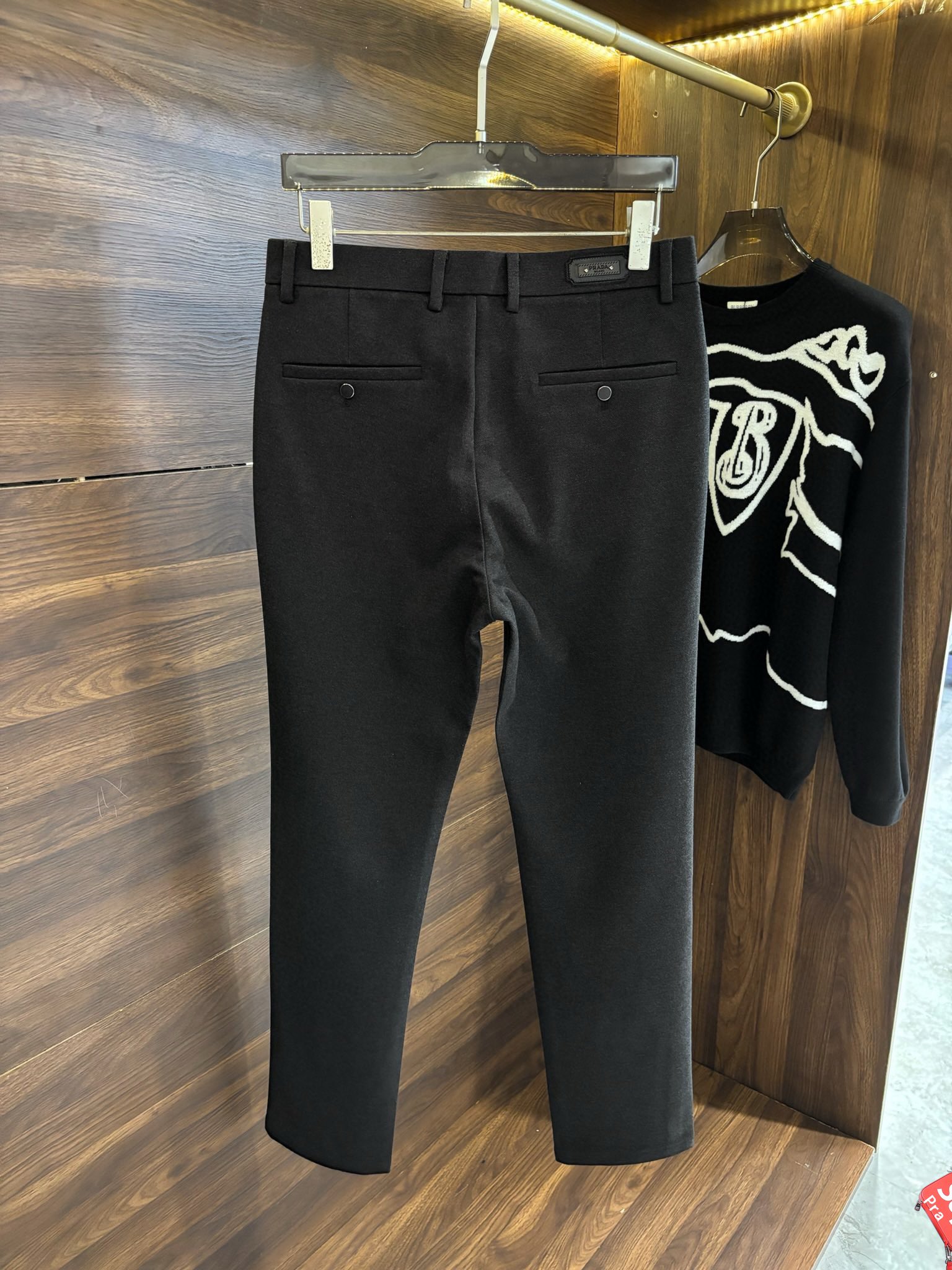 P520 Prada Prada 2024 automne et hiver hommes d'affaires décontracté pantalon costume société de négoce marchandises canal personnalisé worsted laine tissus se sentent bien sera confortable et agréable à la peau à la structure de texture ultime est assez durable à la fois sobre et extrêmement texture drapé excellente correspondance des couleurs lumière mature et stable et le haut de la compatibilité de l'espace est extrêmement élevé garde-robe must-have des articles polyvalents ! Couleur : gris foncéTaille : 30-38 (pas de 37)-High replica bags