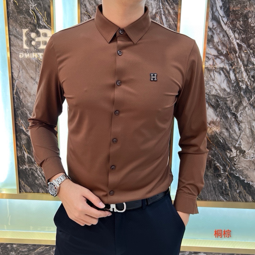 P440 Hermes Hermes 2024 outono e inverno novo balcão camisa casual de manga comprida! Os elementos mais recentes da marca logotipo design pesado Nenhum vestígio de alfaiataria Importado 80-contagem ultra-alta contagem de algodão sentir suave e confortável elasticidade bom macio e delicado não é fácil de pilling! Extremamente na moda e durável para ver o sotaque no corpo é muito bonito Confortável modelos versáteis com estilo final! Os homens de sucesso não podem faltar! Tamanho: M-4XL (178 140 libras L Slim máximo 200 libras)-Sacos de réplica de alta