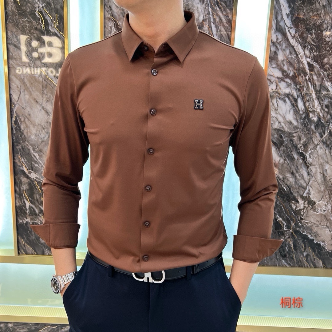 P440 Hermes Hermes 2024 outono e inverno novo balcão camisa casual de manga comprida! Os elementos mais recentes da marca logotipo design pesado Nenhum vestígio de alfaiataria Importado 80-contagem ultra-alta contagem de algodão sentir suave e confortável elasticidade bom macio e delicado não é fácil de pilling! Extremamente na moda e durável para ver o sotaque no corpo é muito bonito Confortável modelos versáteis com estilo final! Os homens de sucesso não podem faltar! Tamanho: M-4XL (178 140 libras L Slim máximo 200 libras)-Sacos de réplica de alta