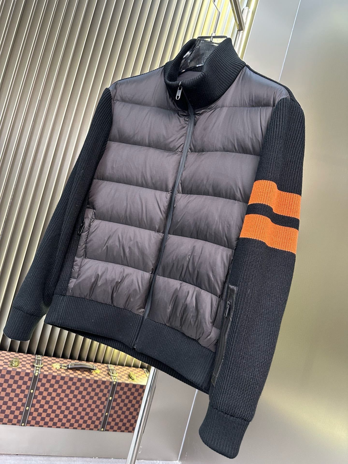 P1080 Moncler Moncler High-end recommended cattle 2024 fall and winter models of men's pure 90 down jacket spliced wool sleeves! Noble lineage, fluffy sense of full, cold weather weapon High-end top tier ready-to-wear The entire garment is designed using hand-heavy craftsmanship, the inner part of the skeleton as a support are all over the hand-pressing adhesive strips of waterproof coating in the shape of outdoor punching jacket as the tone of the design elements of fashion is not dominated by functionality of the high-street practical wear models filler for imported high-grade selection of 90 white duck down + 10 feathers high weight, thick, fast heat and polythermal warmth excellent effect gathering Zegna's traditional craftsmanship Symbol piece and gives the new season of fashion vitality and fashion aesthetic value also Zhuangyixiang style urban elite men preferred Size: M-3XL178 140 pounds wear L Slim maximum wearable 190 pounds - high quality replica handbags