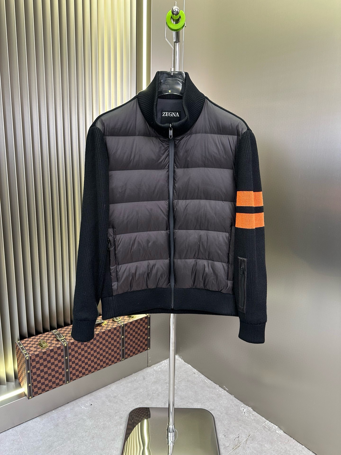 P1420 Moncler Moncler gado recomendado de alta qualidade 2024 outono / inverno Jaqueta masculina Pure 90 Down! Linhagem nobre, cheia de sensação fofa, arma fria, roupas prontas para vestir de alto nível, toda a peça é projetada usando artesanato pesado à mão, a parte interna do esqueleto como suporte é coberta com tiras em relevo à mão de revestimento impermeável na forma de silhueta de capa de chuva ao ar livre como o tom da integração dos elementos de design da moda não é orientado para a funcionalidade modelos práticos de rua cheios de seleção importada de alto grau de 90 penas de pato branco + 10 penas, alto peso, calor espesso, rápido e calor politérmico, o efeito de coleta muito bom! O artesanato tradicional da Zegna, peça-símbolo, confere à nova estação vitalidade e valor estético à moda, bem como ao estilo harmonioso de Zhuang e à elite urbana preferida dos homens Tamanho: M-3XL178 140 libras desgaste L Slim máximo 190 libras