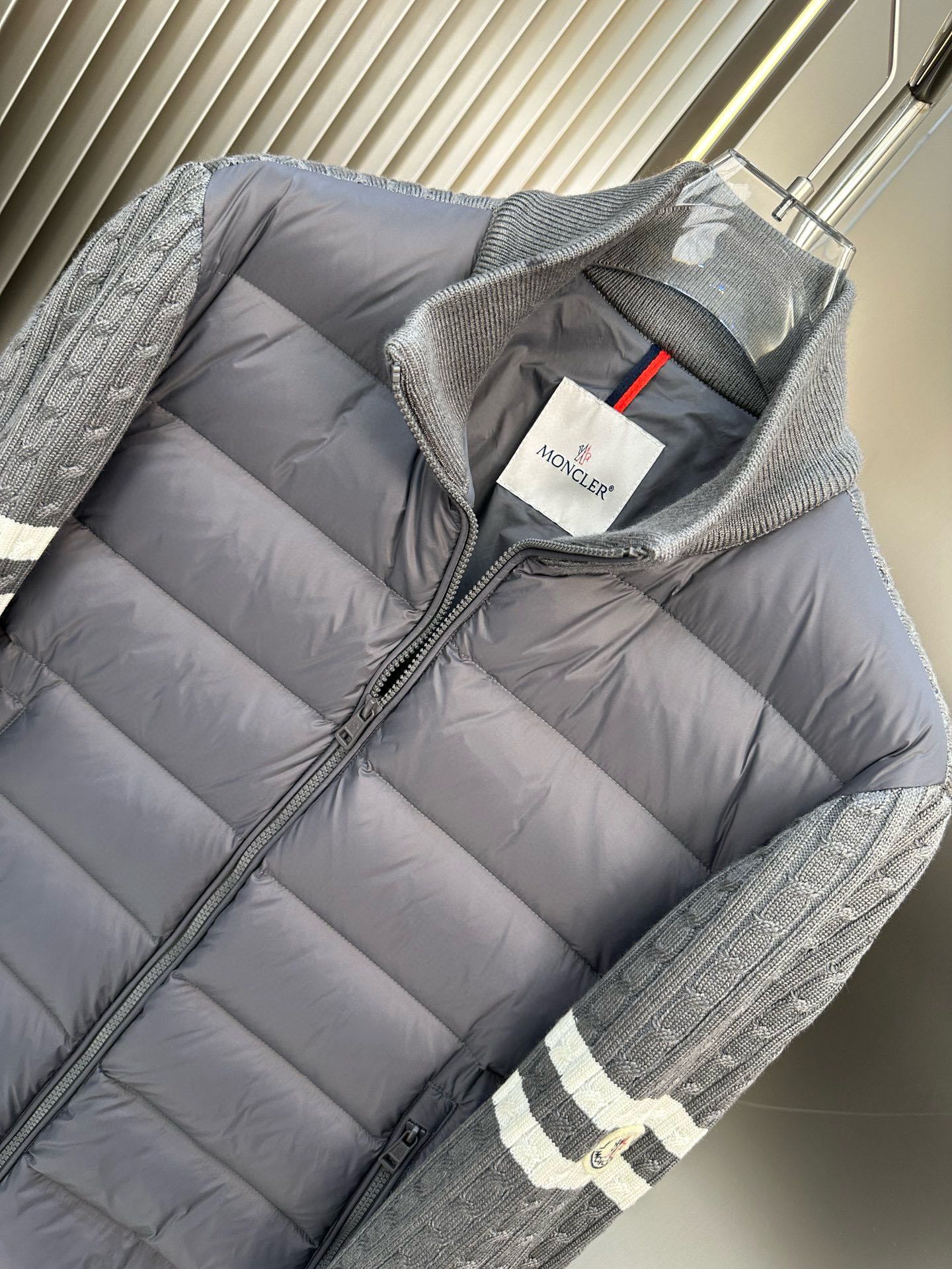 P1080 Moncler Moncler Haut de gamme recommandé bovins 2024 Automne/Hiver Pure 90 Down Jacket Hommes Patchwork Manches en laine ! Noble pedigree, sensation duveteuse, arme froide, prêt-à-porter haut de gamme, l'ensemble du vêtement utilisant la conception artisanale lourde à la main, la partie intérieure du squelette comme support sont tous sur les bandes de revêtement imperméable à la main en forme d'imperméable extérieur comme le ton des éléments de conception de la mode n'est pas à la fonctionnalité orientée vers les modèles de vêtements de haute rue remplis de sélection importée de haute qualité de 90 duvet de canard blanc + 10 plumes, poids élevé en grammes, épais, chaleur rapide et effet de chaleur polythermique est très bon pour rassembler l'artisanat traditionnel de Zegna. L'artisanat traditionnel de Zegna Symbol pièce et donne la nouvelle saison de la vitalité de la mode et de la valeur esthétique de la mode aussi Zhuangyixia style élite urbaine hommes préférés Taille : M-3XL178 140 livres porter L Slim maximum portable 190 livres