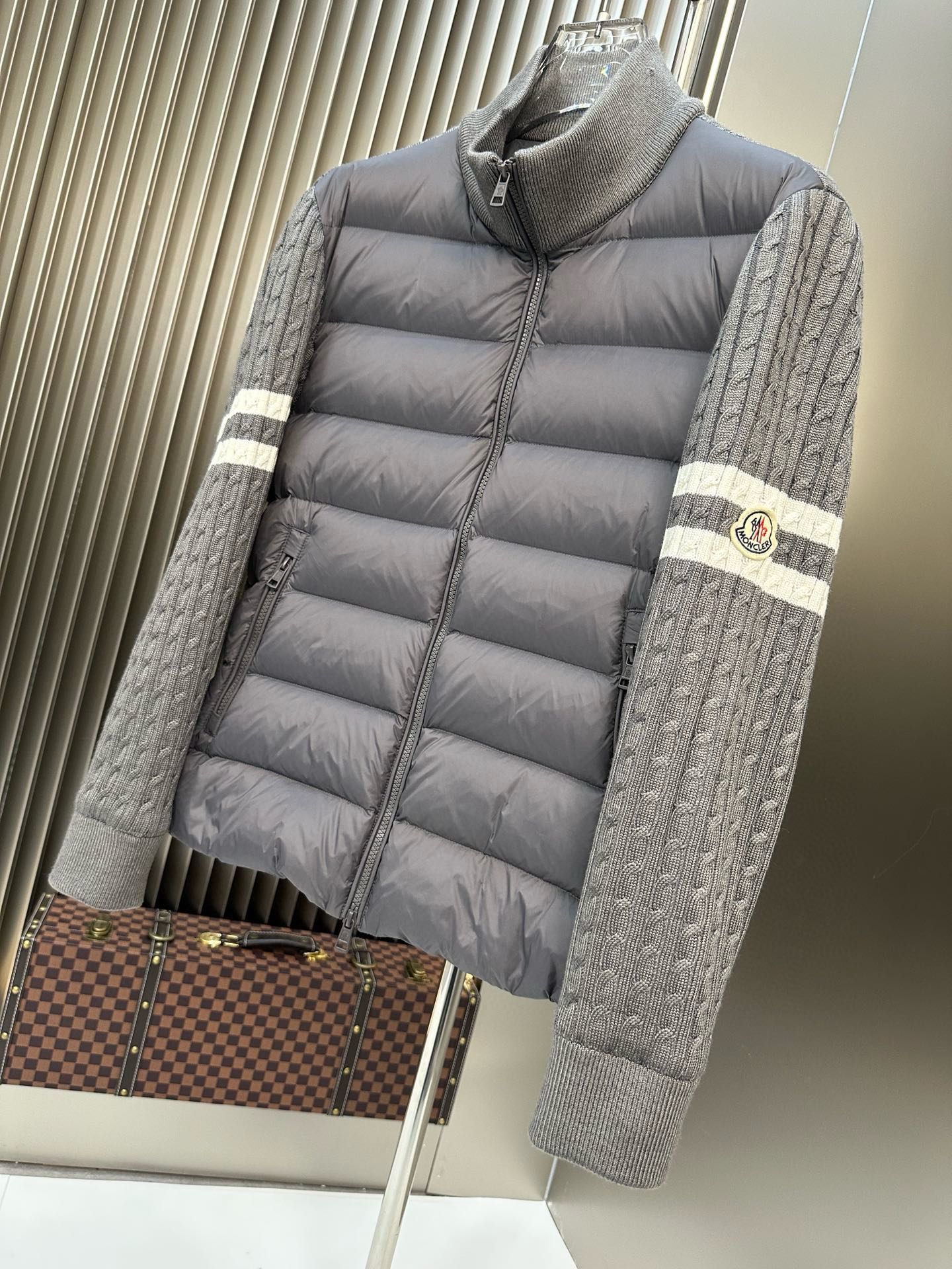 P1080 Moncler Moncler Haut de gamme recommandé bovins 2024 Automne/Hiver Pure 90 Down Jacket Hommes Patchwork Manches en laine ! Noble pedigree, sensation duveteuse, arme froide, prêt-à-porter haut de gamme, l'ensemble du vêtement utilisant la conception artisanale lourde à la main, la partie intérieure du squelette comme support sont tous sur les bandes de revêtement imperméable à la main en forme d'imperméable extérieur comme le ton des éléments de conception de la mode n'est pas à la fonctionnalité orientée vers les modèles de vêtements de haute rue remplis de sélection importée de haute qualité de 90 duvet de canard blanc + 10 plumes, poids élevé en grammes, épais, chaleur rapide et effet de chaleur polythermique est très bon pour rassembler l'artisanat traditionnel de Zegna. L'artisanat traditionnel de Zegna Symbol pièce et donne la nouvelle saison de la vitalité de la mode et de la valeur esthétique de la mode aussi Zhuangyixia style élite urbaine hommes préférés Taille : M-3XL178 140 livres porter L Slim maximum portable 190 livres