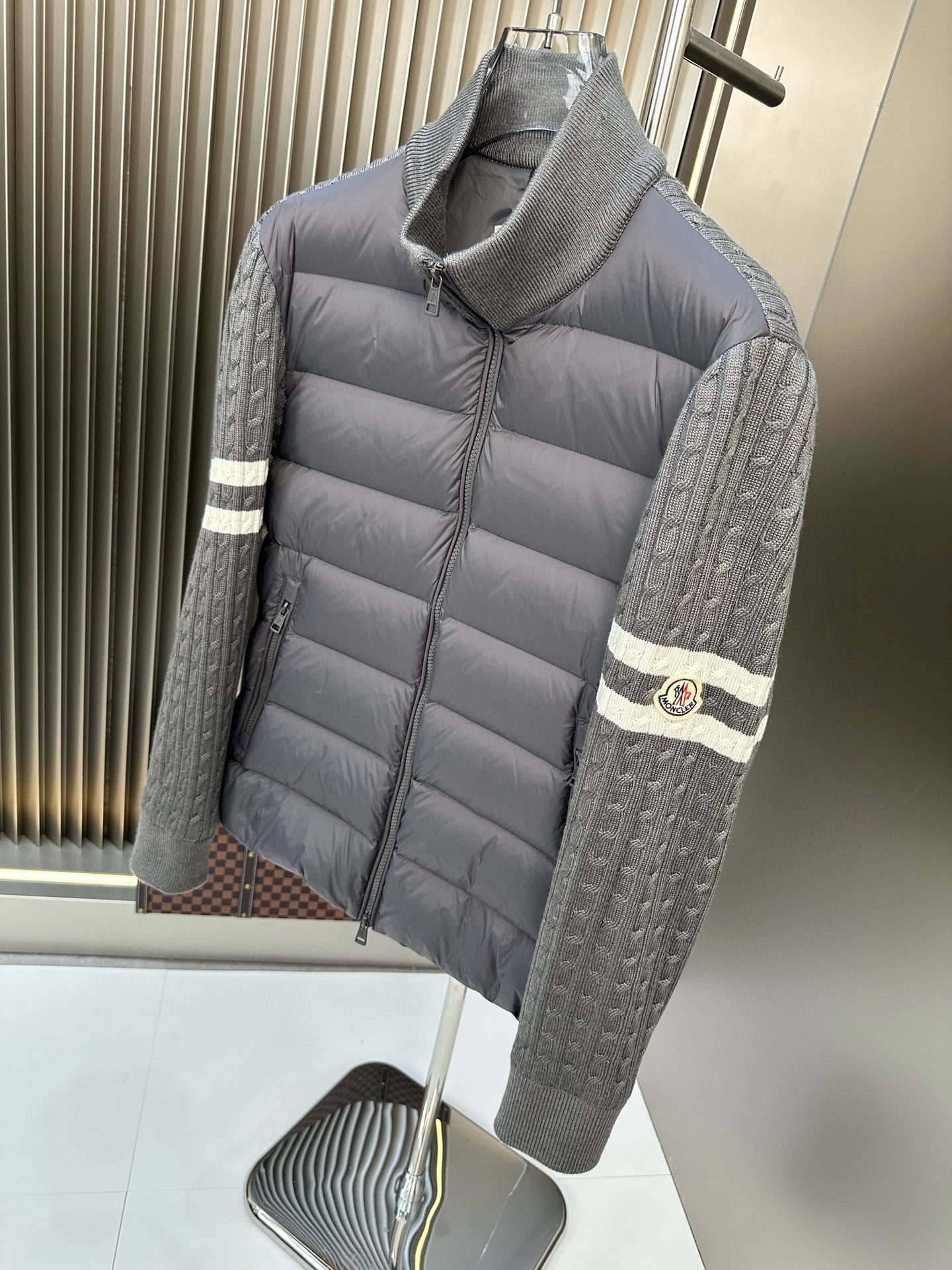 P1080 Moncler Moncler Haut de gamme recommandé bovins 2024 Automne/Hiver Pure 90 Down Jacket Hommes Patchwork Manches en laine ! Noble pedigree, sensation duveteuse, arme froide, prêt-à-porter haut de gamme, l'ensemble du vêtement utilisant la conception artisanale lourde à la main, la partie intérieure du squelette comme support sont tous sur les bandes de revêtement imperméable à la main en forme d'imperméable extérieur comme le ton des éléments de conception de la mode n'est pas à la fonctionnalité orientée vers les modèles de vêtements de haute rue remplis de sélection importée de haute qualité de 90 duvet de canard blanc + 10 plumes, poids élevé en grammes, épais, chaleur rapide et effet de chaleur polythermique est très bon pour rassembler l'artisanat traditionnel de Zegna. L'artisanat traditionnel de Zegna Symbol pièce et donne la nouvelle saison de la vitalité de la mode et de la valeur esthétique de la mode aussi Zhuangyixia style élite urbaine hommes préférés Taille : M-3XL178 140 livres porter L Slim maximum portable 190 livres