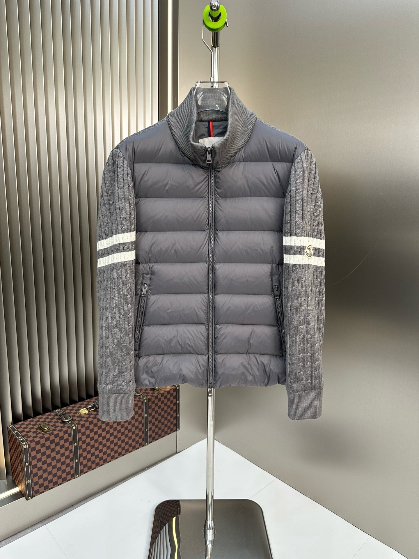 ¡P1080 Moncler Moncler de gama alta recomendada ganado 2024 Otoño / Invierno de los hombres pura 90 Chaqueta de Down Patchwork mangas de lana! Noble pedigrí, sensación esponjosa, arma fría, de gama alta de primer nivel de ropa lista para usar, toda la pieza de ropa usando el diseño de artesanía pesada mano, la parte interior del esqueleto como un apoyo son todas las tiras en relieve a mano de revestimiento impermeable en forma de impermeable al aire libre como el tono de los elementos de diseño de la moda no es a la funcionalidad orientada a los modelos de desgaste de alta calle llena de selección importados de alto grado de 90 pato blanco hacia abajo + 10 plumas, de alto peso en gramos, de espesor, el calor rápido y efecto calor politérmico es muy bueno para recoger la artesanía tradicional de Zegna. Zegna artesanía tradicional pieza Símbolo y da la nueva temporada de la vitalidad de la moda y el valor estético de la moda también Zhuangyixia estilo de élite urbana de los hombres preferidos Tamaño: M-3XL178 140 libras desgaste L Slim máxima usable 190 libras