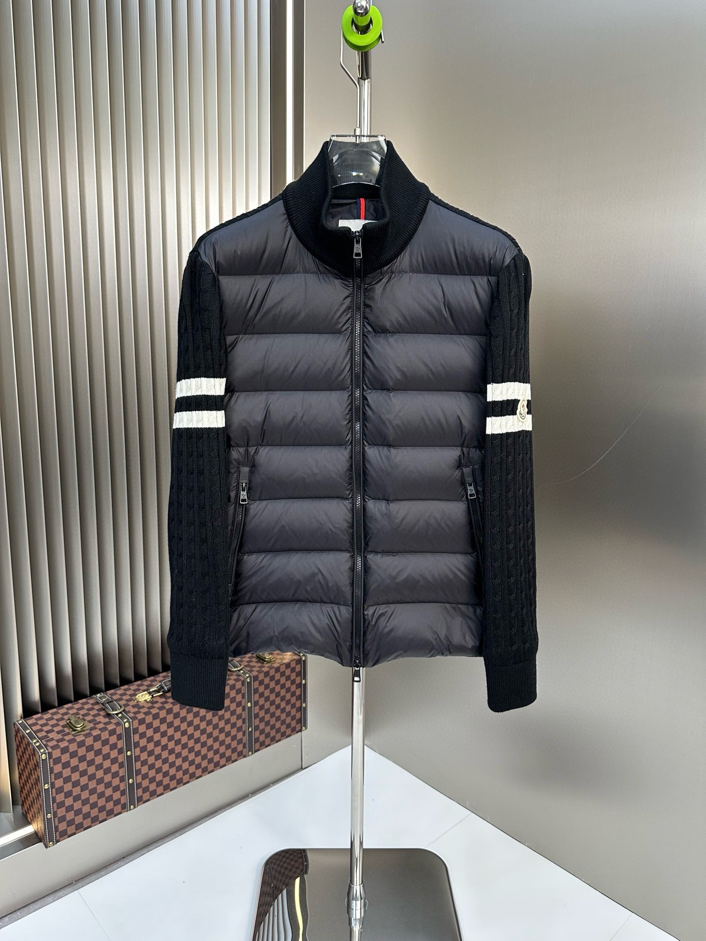 P1080 Moncler Moncler Haut de gamme recommandé bovins 2024 Automne/Hiver Pure 90 Down Jacket Hommes Patchwork Manches en laine ! Noble pedigree, sensation duveteuse, arme froide, prêt-à-porter haut de gamme, l'ensemble du vêtement utilisant la conception artisanale lourde à la main, la partie intérieure du squelette comme support sont tous sur les bandes de revêtement imperméable à la main en forme d'imperméable extérieur comme le ton des éléments de conception de la mode n'est pas à la fonctionnalité orientée vers les modèles de vêtements de haute rue remplis de sélection importée de haute qualité de 90 duvet de canard blanc + 10 plumes, poids élevé en grammes, épais, chaleur rapide et effet de chaleur polythermique est très bon pour rassembler l'artisanat traditionnel de Zegna. L'artisanat traditionnel de Zegna Symbol pièce et donne la nouvelle saison de la vitalité de la mode et de la valeur esthétique de la mode aussi Zhuangyixia style élite urbaine hommes préférés Taille : M-3XL178 140 livres porter L Slim maximum portable 190 livres