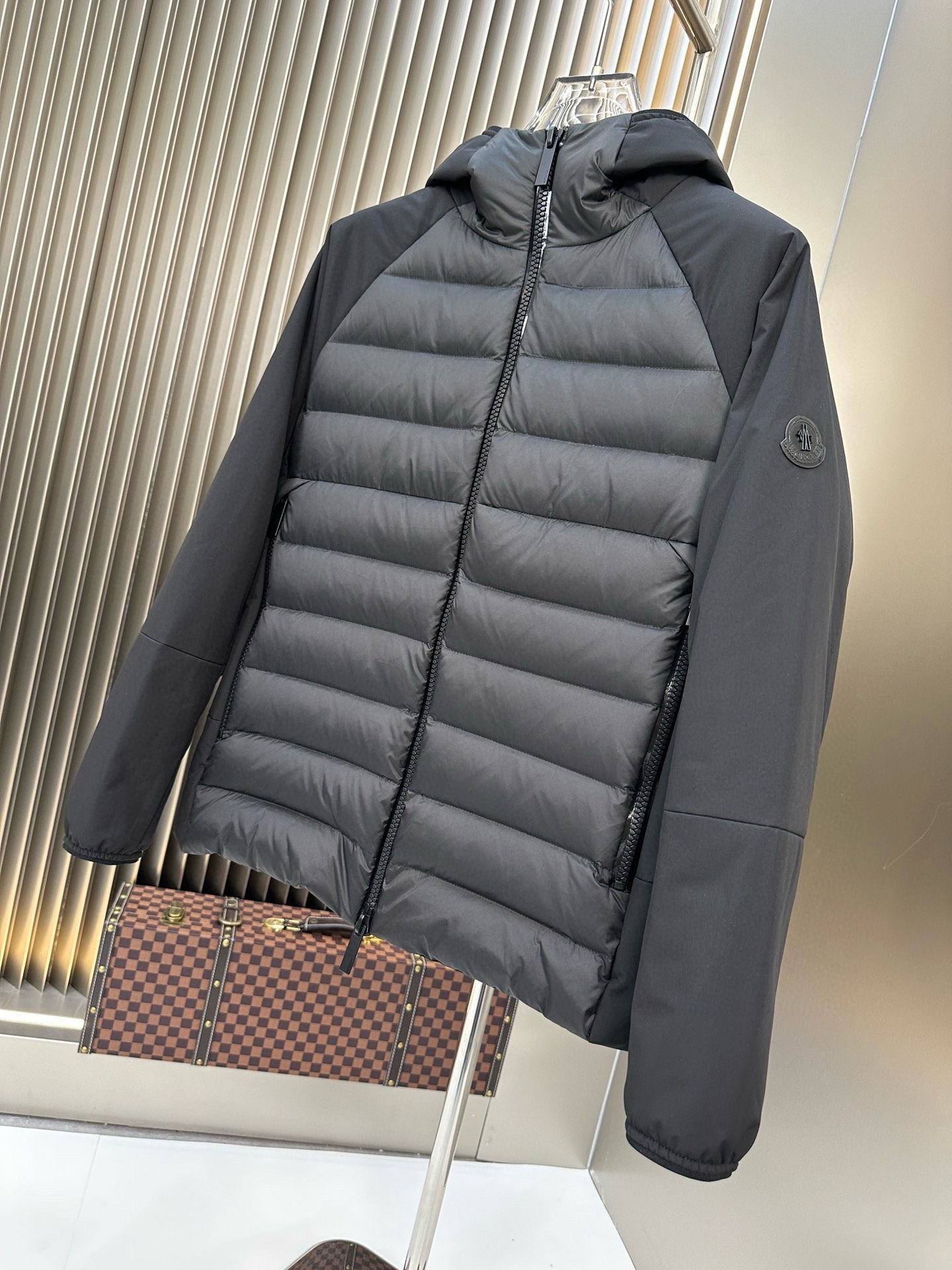 P1080 Moncler Moncler Haut de gamme recommandé bovins 2024 Automne/Hiver Pure 90 Down Jacket Hommes Patchwork Manches en laine ! Noble pedigree, sensation duveteuse, arme froide, prêt-à-porter haut de gamme, l'ensemble du vêtement utilisant la conception artisanale lourde à la main, la partie intérieure du squelette comme support sont tous sur les bandes de revêtement imperméable à la main en forme d'imperméable extérieur comme le ton des éléments de conception de la mode n'est pas à la fonctionnalité orientée vers les modèles de vêtements de haute rue remplis de sélection importée de haute qualité de 90 duvet de canard blanc + 10 plumes, poids élevé en grammes, épais, chaleur rapide et effet de chaleur polythermique est très bon pour rassembler l'artisanat traditionnel de Zegna. L'artisanat traditionnel de Zegna Symbol pièce et donne la nouvelle saison de la vitalité de la mode et de la valeur esthétique de la mode aussi Zhuangyixia style élite urbaine hommes préférés Taille : M-3XL178 140 livres porter L Slim maximum portable 190 livres