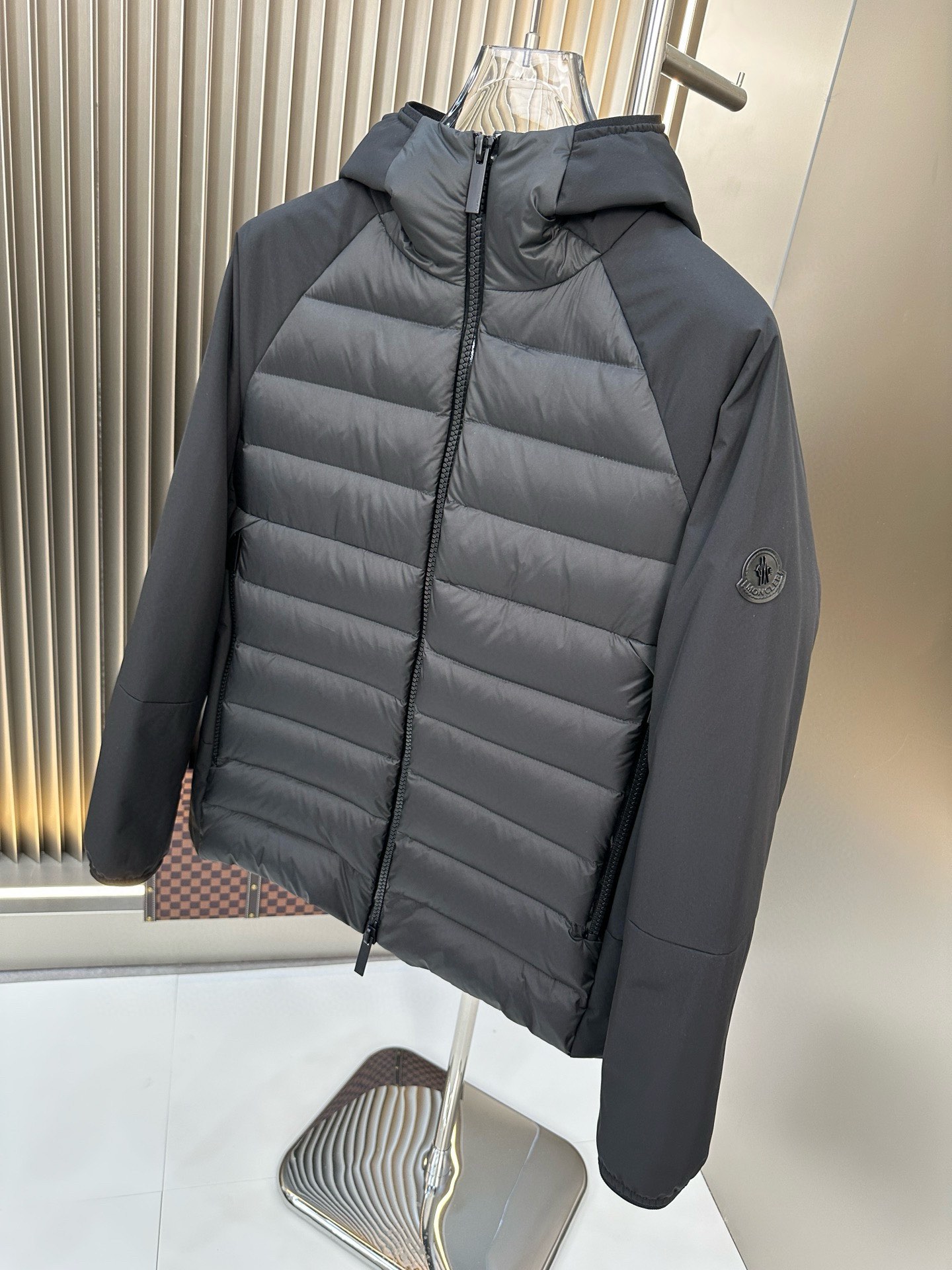 P1080 Moncler Moncler Haut de gamme recommandé bovins 2024 Automne/Hiver Pure 90 Down Jacket Hommes Patchwork Manches en laine ! Noble pedigree, sensation duveteuse, arme froide, prêt-à-porter haut de gamme, l'ensemble du vêtement utilisant la conception artisanale lourde à la main, la partie intérieure du squelette comme support sont tous sur les bandes de revêtement imperméable à la main en forme d'imperméable extérieur comme le ton des éléments de conception de la mode n'est pas à la fonctionnalité orientée vers les modèles de vêtements de haute rue remplis de sélection importée de haute qualité de 90 duvet de canard blanc + 10 plumes, poids élevé en grammes, épais, chaleur rapide et effet de chaleur polythermique est très bon pour rassembler l'artisanat traditionnel de Zegna. L'artisanat traditionnel de Zegna Symbol pièce et donne la nouvelle saison de la vitalité de la mode et de la valeur esthétique de la mode aussi Zhuangyixia style élite urbaine hommes préférés Taille : M-3XL178 140 livres porter L Slim maximum portable 190 livres