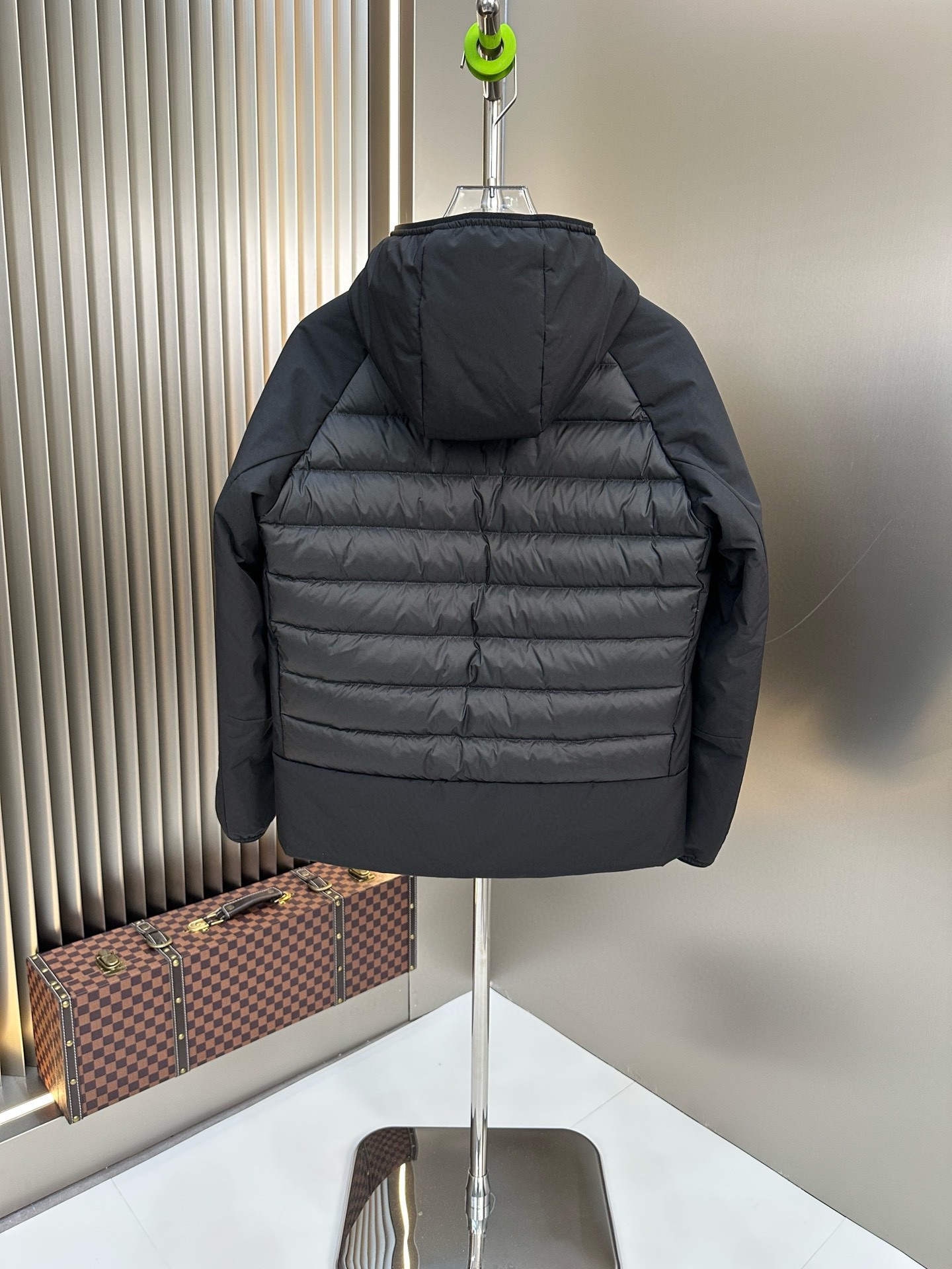 P1080 Moncler Moncler Haut de gamme recommandé bovins 2024 Automne/Hiver Pure 90 Down Jacket Hommes Patchwork Manches en laine ! Noble pedigree, sensation duveteuse, arme froide, prêt-à-porter haut de gamme, l'ensemble du vêtement utilisant la conception artisanale lourde à la main, la partie intérieure du squelette comme support sont tous sur les bandes de revêtement imperméable à la main en forme d'imperméable extérieur comme le ton des éléments de conception de la mode n'est pas à la fonctionnalité orientée vers les modèles de vêtements de haute rue remplis de sélection importée de haute qualité de 90 duvet de canard blanc + 10 plumes, poids élevé en grammes, épais, chaleur rapide et effet de chaleur polythermique est très bon pour rassembler l'artisanat traditionnel de Zegna. L'artisanat traditionnel de Zegna Symbol pièce et donne la nouvelle saison de la vitalité de la mode et de la valeur esthétique de la mode aussi Zhuangyixia style élite urbaine hommes préférés Taille : M-3XL178 140 livres porter L Slim maximum portable 190 livres