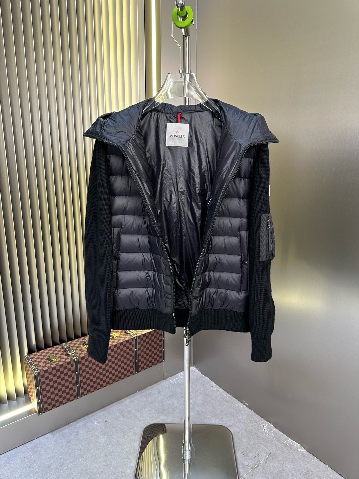 P1080 Moncler Moncler Haut de gamme recommandé bovins 2024 Automne/Hiver Pure 90 Down Jacket Hommes Patchwork Manches en laine ! Noble pedigree, sensation duveteuse, arme froide, prêt-à-porter haut de gamme, l'ensemble du vêtement utilisant la conception artisanale lourde à la main, la partie intérieure du squelette comme support sont tous sur les bandes de revêtement imperméable à la main en forme d'imperméable extérieur comme le ton des éléments de conception de la mode n'est pas à la fonctionnalité orientée vers les modèles de vêtements de haute rue remplis de sélection importée de haute qualité de 90 duvet de canard blanc + 10 plumes, poids élevé en grammes, épais, chaleur rapide et effet de chaleur polythermique est très bon pour rassembler l'artisanat traditionnel de Zegna. L'artisanat traditionnel de Zegna Symbol pièce et donne la nouvelle saison de la vitalité de la mode et de la valeur esthétique de la mode aussi Zhuang et harmonieux style élite urbaine hommes préférés Taille : M-3XL178 140 livres porter L Slim maximum peut porter 190 livres-High replica bags.