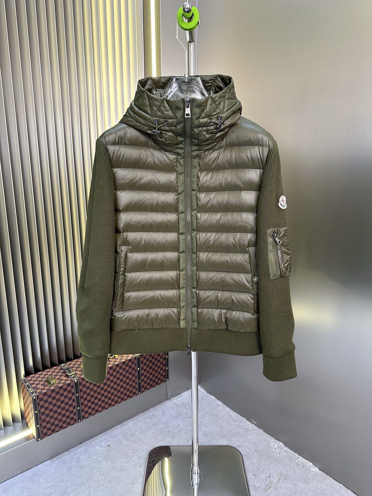 P1100 Moncler Moncler gado recomendado de alta qualidade 2024 outono / inverno Jaqueta masculina Pure 90 Down! Linhagem nobre, cheia de sensação fofa, arma para clima frio, roupas prontas para uso de alto nível, toda a peça é projetada usando artesanato pesado à mão, a parte interna do esqueleto como suporte é coberta com tiras de cola prensadas à mão, revestimento à prova d'água, com base na silhueta do saco de pancadas ao ar livre como o tom da integração dos elementos de design da moda não é orientado para a funcionalidade modelos práticos de rua cheios de seleção importada de alto grau de 90 patos brancos + 10 penas, alto peso em gramas, calor espesso, rápido e calor politérmico, o efeito de coleta muito bom! O artesanato tradicional da Zegna, símbolo da peça, confere à nova estação de moda vitalidade e valor estético do estilo, que é também um estilo harmonioso da elite urbana masculina preferida Tamanho: M-3XL178 140 libras para usar o L Slim Máximo usável 190 libras