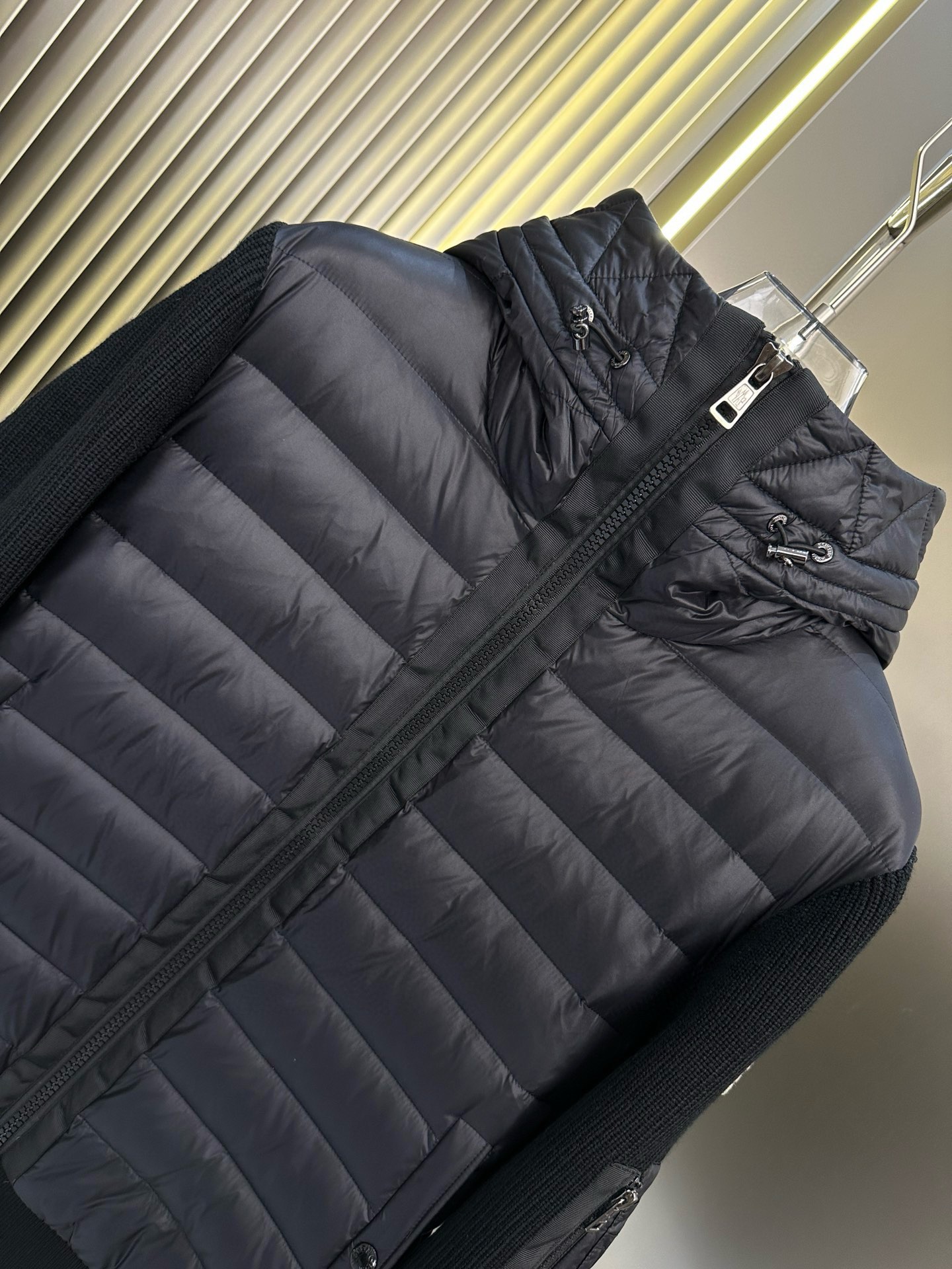 P1100 Moncler Moncler High-end recommended cattle 2024 fall and winter men's pure 90 down jacket! Noble lineage, full of fluffy feeling, cold weapon, high-end top tier ready-to-wear clothing, the entire garment is designed using hand-heavy craftsmanship, the inner part of the skeleton as a support are covered with hand-embossed strips of waterproof coating in the form of outdoor raincoat silhouette as the tone of the integration of the design elements of fashion is not functionality-oriented high-street practical wear models filled with imported high-grade selection of 90 white duck down + 10 feathers, high gram weight, thick and quick heat and polythermal warmth effect is excellent to gather the traditional craftsmanship of Zegna. Zegna's traditional craftsmanship Symbol piece and gives the new season of fashion vitality and fashion aesthetic value also Zhuangyixiang style urban elite men preferred Size: M-3XL178 140 pounds wear L Slim maximum wearable 190 pounds - high quality replica handbags