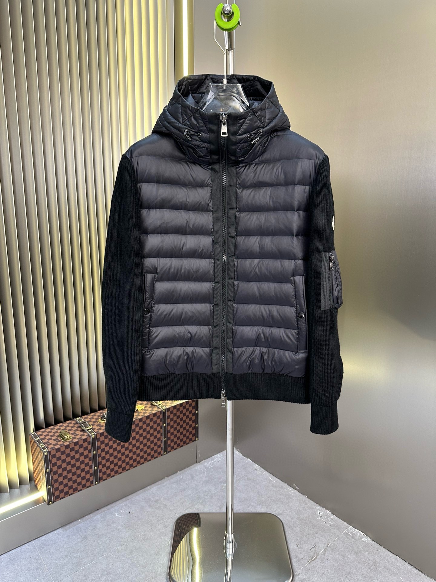 P1100 Moncler Moncler High-end recommended cattle 2024 fall and winter men's pure 90 down jacket! Noble lineage, full of fluffy feeling, cold weapon, high-end top tier ready-to-wear clothing, the entire garment is designed using hand-heavy craftsmanship, the inner part of the skeleton as a support are covered with hand-embossed strips of waterproof coating in the form of outdoor raincoat silhouette as the tone of the integration of the design elements of fashion is not functionality-oriented high-street practical wear models filled with imported high-grade selection of 90 white duck down + 10 feathers, high gram weight, thick and quick heat and polythermal warmth effect is excellent to gather the traditional craftsmanship of Zegna. Zegna's traditional craftsmanship Symbol piece and gives the new season of fashion vitality and fashion aesthetic value also Zhuangyixiang style urban elite men preferred Size: M-3XL178 140 pounds wear L Slim maximum wearable 190 pounds - high quality replica handbags