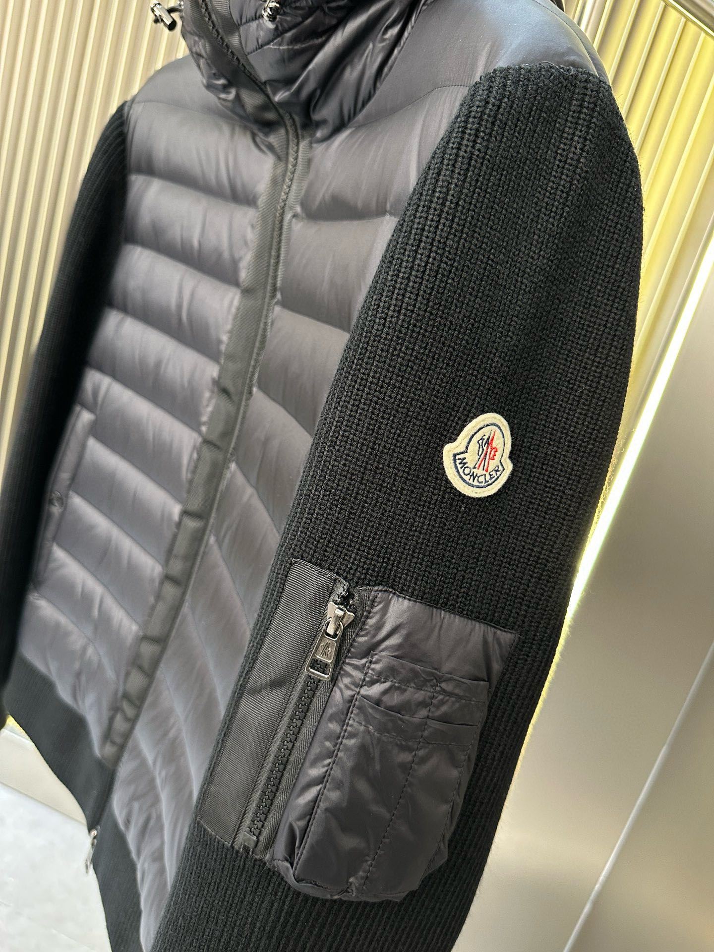 P1080 Moncler Moncler Haut de gamme recommandé bovins 2024 Automne/Hiver Pure 90 Down Jacket Hommes Patchwork Manches en laine ! Noble pedigree, sensation duveteuse, arme froide, prêt-à-porter haut de gamme, l'ensemble du vêtement utilisant la conception artisanale lourde à la main, la partie intérieure du squelette comme support sont tous sur les bandes de revêtement imperméable à la main en forme d'imperméable extérieur comme le ton des éléments de conception de la mode n'est pas à la fonctionnalité orientée vers les modèles de vêtements de haute rue remplis de sélection importée de haute qualité de 90 duvet de canard blanc + 10 plumes, poids élevé en grammes, épais, chaleur rapide et effet de chaleur polythermique est très bon pour rassembler l'artisanat traditionnel de Zegna. L'artisanat traditionnel de Zegna Symbol pièce et donne la nouvelle saison de la vitalité de la mode et de la valeur esthétique de la mode aussi Zhuang et harmonieux style élite urbaine hommes préférés Taille : M-3XL178 140 livres porter L Slim maximum peut porter 190 livres-High replica bags.