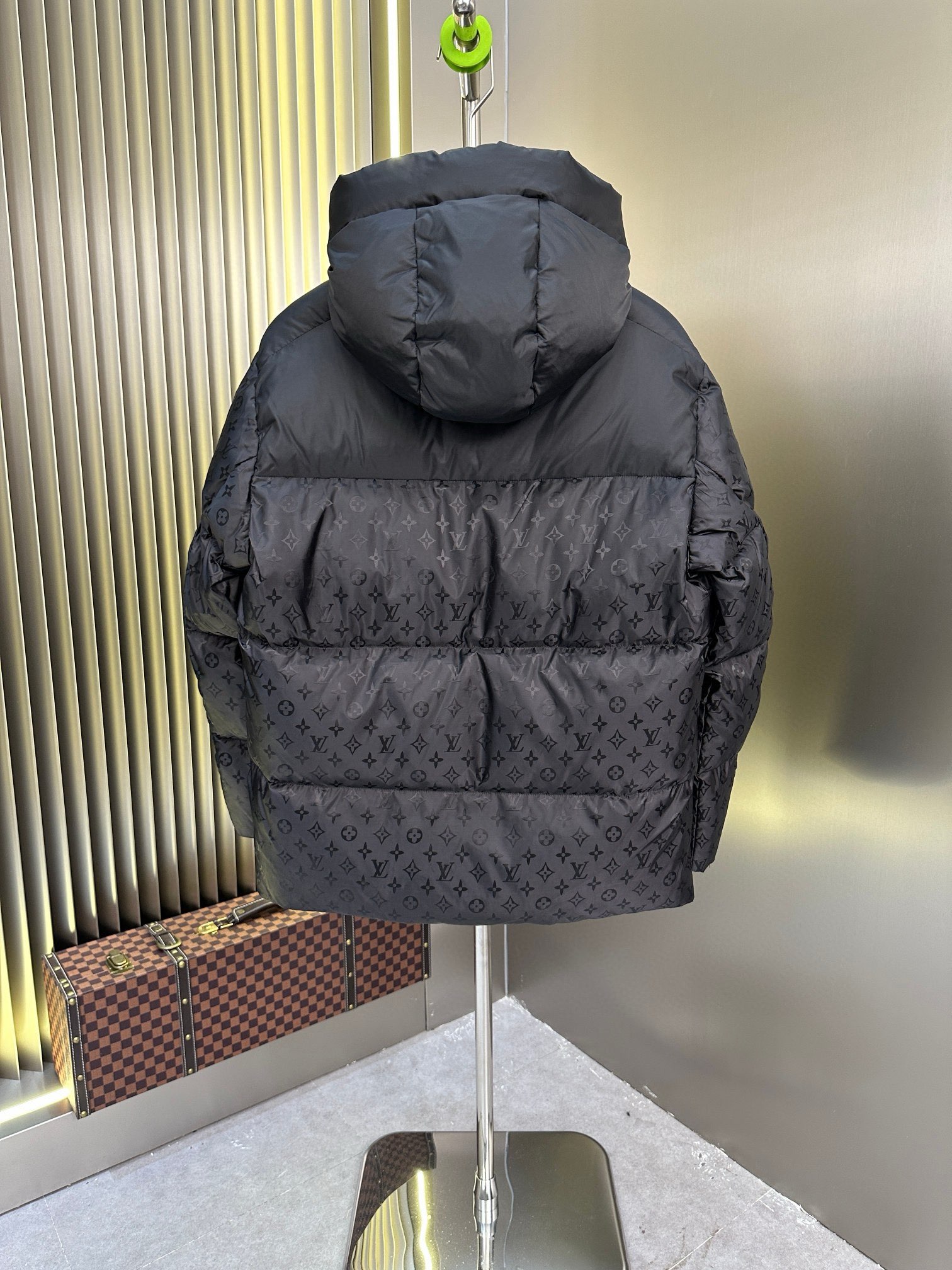 P1100 Moncler Moncler High-end recommended cattle 2024 fall and winter men's pure 90 down jacket! Noble lineage, fluffy feeling, cold weather, high-end top tier ready-to-wear clothing, the whole piece of clothing using hand-heavy craft design, the inner part of the skeleton as a support are all over the hand-pressing adhesive strips of waterproof coating in the shape of outdoor punching jacket as the tone of the design elements of fashion is not to functionality-oriented high street wear models filled with imported high-grade selection of 90 white duck down + 10 feathers, high gram weight, thick, quick heat and polythermal warmth effect is excellent to gather the traditional craftsmanship of Zegna, the symbol of the piece and give the new season of fashion vitality and harmony, but also a new season of fashion value. Zegna's traditional craftsmanship Symbol piece and gives the new season of fashion vitality and fashion aesthetic value also Zhuang and harmonious style of urban elite men preferred Size: M-3XL178 140 pounds wear L Slim maximum wearable 190 pounds