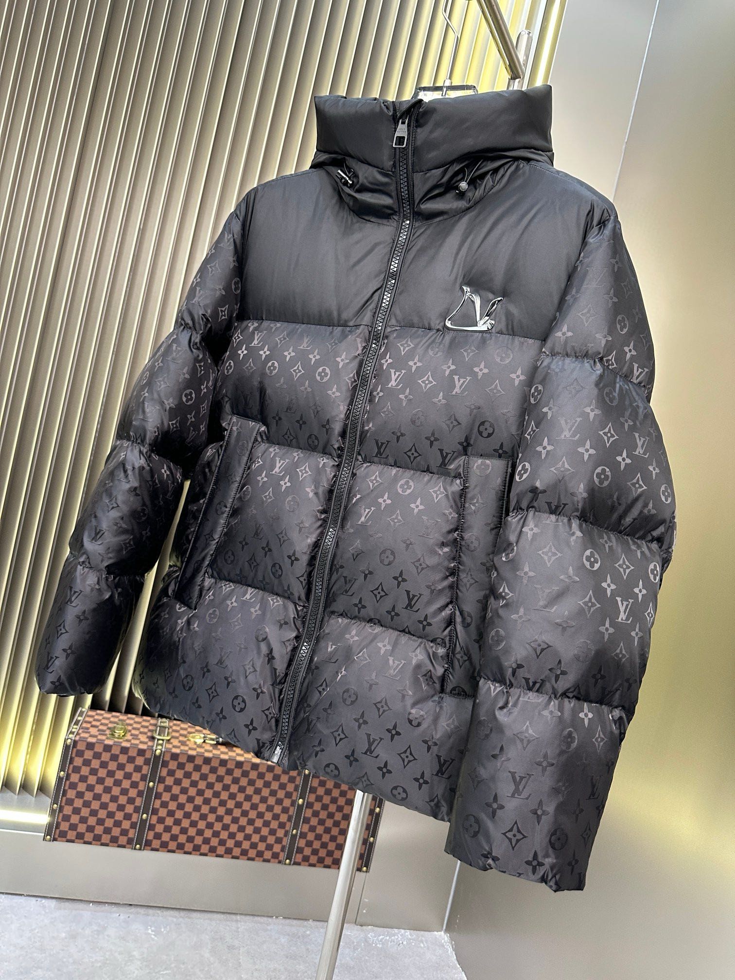 P1100 Moncler Moncler High-end recommended cattle 2024 fall and winter men's pure 90 down jacket! Noble lineage, fluffy feeling, cold weather, high-end top tier ready-to-wear clothing, the whole piece of clothing using hand-heavy craft design, the inner part of the skeleton as a support are all over the hand-pressing adhesive strips of waterproof coating in the shape of outdoor punching jacket as the tone of the design elements of fashion is not to functionality-oriented high street wear models filled with imported high-grade selection of 90 white duck down + 10 feathers, high gram weight, thick, quick heat and polythermal warmth effect is excellent to gather the traditional craftsmanship of Zegna, the symbol of the piece and give the new season of fashion vitality and harmony, but also a new season of fashion value. Zegna's traditional craftsmanship Symbol piece and gives the new season of fashion vitality and fashion aesthetic value also Zhuang and harmonious style of urban elite men preferred Size: M-3XL178 140 pounds wear L Slim maximum wearable 190 pounds