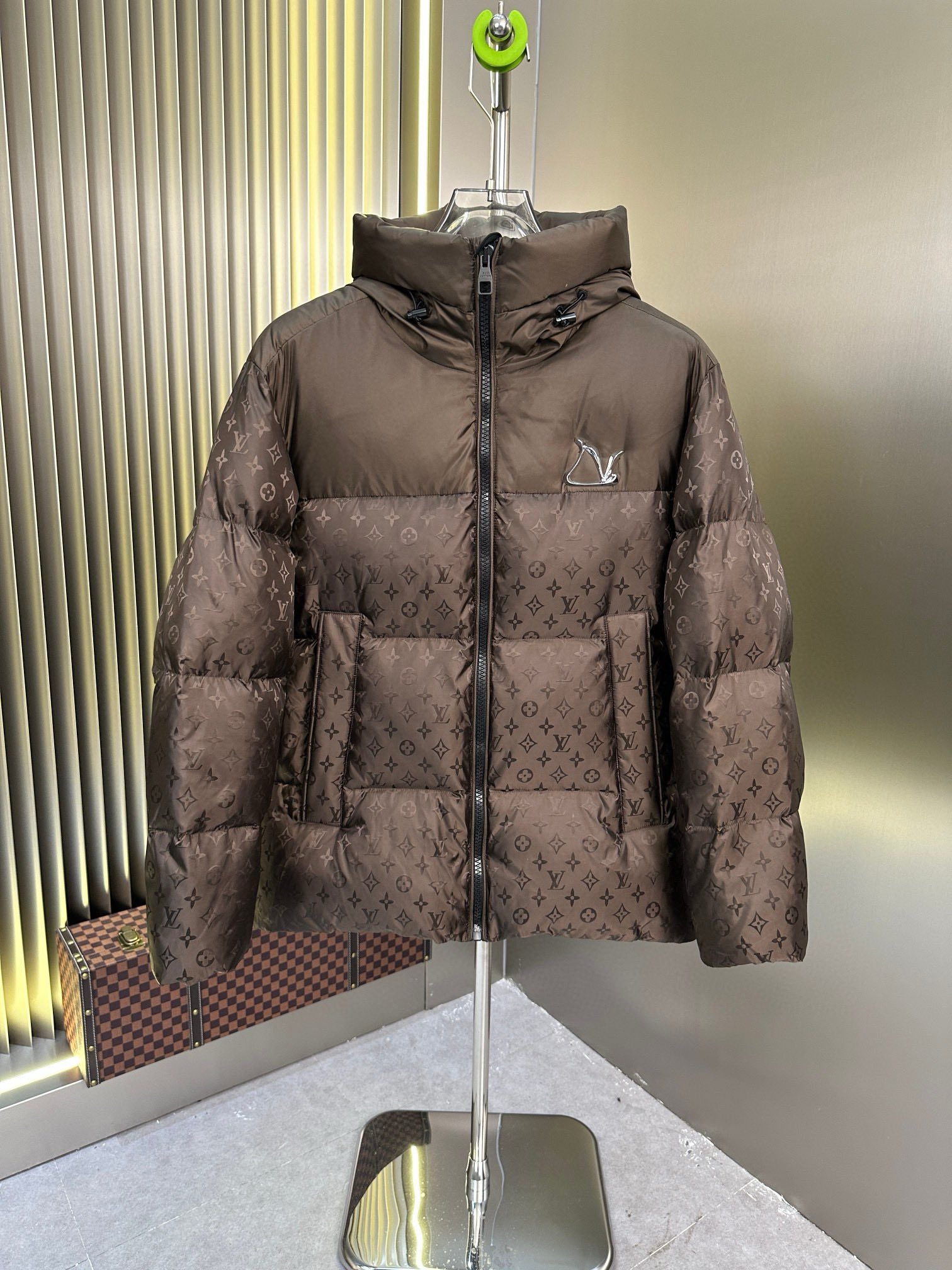 P1100 Moncler Moncler High-end recommended cattle 2024 fall and winter men's pure 90 down jacket! Noble lineage, fluffy feeling, cold weather, high-end top tier ready-to-wear clothing, the whole piece of clothing using hand-heavy craft design, the inner part of the skeleton as a support are all over the hand-pressing adhesive strips of waterproof coating in the shape of outdoor punching jacket as the tone of the design elements of fashion is not to functionality-oriented high street wear models filled with imported high-grade selection of 90 white duck down + 10 feathers, high gram weight, thick, quick heat and polythermal warmth effect is excellent to gather the traditional craftsmanship of Zegna, the symbol of the piece and give the new season of fashion vitality and harmony, but also a new season of fashion value. Zegna's traditional craftsmanship Symbol piece and gives the new season of fashion vitality and fashion aesthetic value also Zhuang and harmonious style of urban elite men preferred Size: M-3XL178 140 pounds wear L Slim maximum wearable 190 pounds