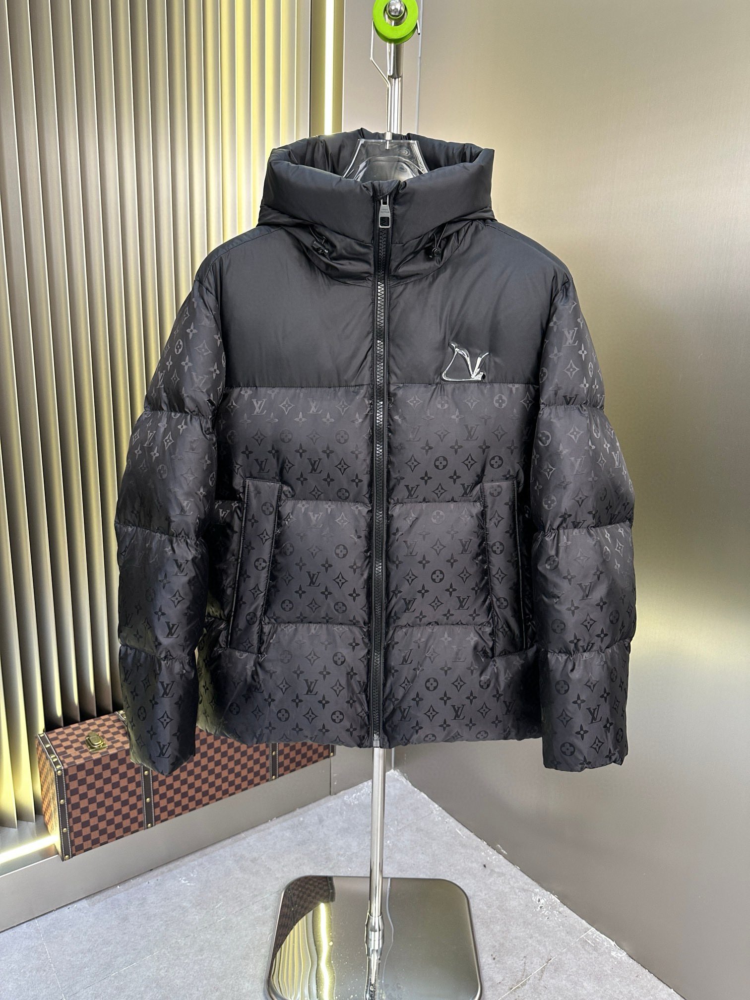 P1100 Moncler Moncler High-end recommended cattle 2024 fall and winter men's pure 90 down jacket! Noble lineage, fluffy feeling, cold weather, high-end top tier ready-to-wear clothing, the whole piece of clothing using hand-heavy craft design, the inner part of the skeleton as a support are all over the hand-pressing adhesive strips of waterproof coating in the shape of outdoor punching jacket as the tone of the design elements of fashion is not to functionality-oriented high street wear models filled with imported high-grade selection of 90 white duck down + 10 feathers, high gram weight, thick, quick heat and polythermal warmth effect is excellent to gather the traditional craftsmanship of Zegna, the symbol of the piece and give the new season of fashion vitality and harmony, but also a new season of fashion value. Zegna's traditional craftsmanship Symbol piece and gives the new season of fashion vitality and fashion aesthetic value also Zhuang and harmonious style of urban elite men preferred Size: M-3XL178 140 pounds wear L Slim maximum wearable 190 pounds