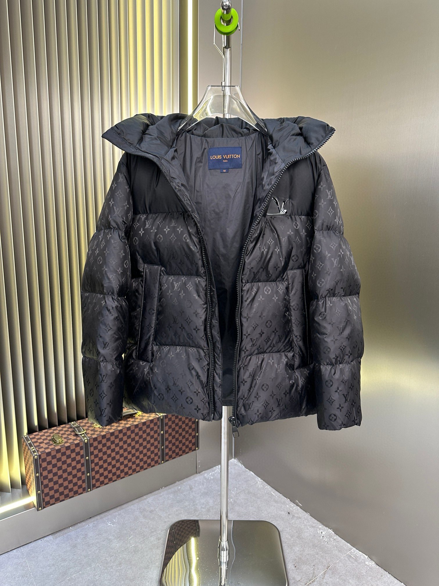 P1100 Moncler Moncler High-end recommended cattle 2024 fall and winter men's pure 90 down jacket! Noble lineage, fluffy feeling, cold weather, high-end top tier ready-to-wear clothing, the whole piece of clothing using hand-heavy craft design, the inner part of the skeleton as a support are all over the hand-pressing adhesive strips of waterproof coating in the shape of outdoor punching jacket as the tone of the design elements of fashion is not to functionality-oriented high street wear models filled with imported high-grade selection of 90 white duck down + 10 feathers, high gram weight, thick, quick heat and polythermal warmth effect is excellent to gather the traditional craftsmanship of Zegna, the symbol of the piece and give the new season of fashion vitality and harmony, but also a new season of fashion value. Zegna's traditional craftsmanship Symbol piece and gives the new season of fashion vitality and fashion aesthetic value also Zhuang and harmonious style of urban elite men preferred Size: M-3XL178 140 pounds wear L Slim maximum wearable 190 pounds