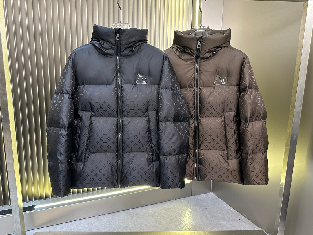 P1100 Moncler Moncler High-end recommended cattle 2024 fall and winter men's pure 90 down jacket! Noble lineage, fluffy feeling, cold weather, high-end top tier ready-to-wear clothing, the whole piece of clothing using hand-heavy craft design, the inner part of the skeleton as a support are all over the hand-pressing adhesive strips of waterproof coating in the shape of outdoor punching jacket as the tone of the design elements of fashion is not to functionality-oriented high street wear models filled with imported high-grade selection of 90 white duck down + 10 feathers, high gram weight, thick, quick heat and polythermal warmth effect is excellent to gather the traditional craftsmanship of Zegna, the symbol of the piece and give the new season of fashion vitality and harmony, but also a new season of fashion value. Zegna's traditional craftsmanship Symbol piece and gives the new season of fashion vitality and fashion aesthetic value also Zhuang and harmonious style of urban elite men preferred Size: M-3XL178 140 pounds wear L Slim maximum wearable 190 pounds