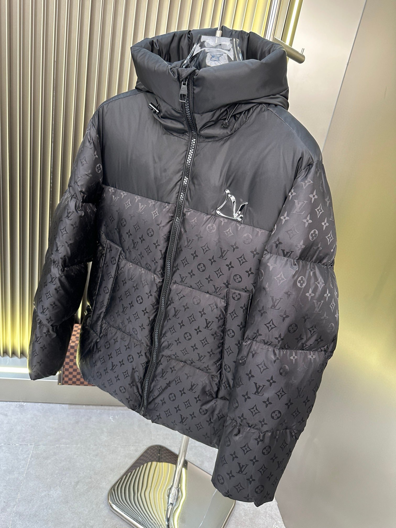 P1100 Moncler Moncler High-end recommended cattle 2024 fall and winter men's pure 90 down jacket! Noble lineage, fluffy feeling, cold weather, high-end top tier ready-to-wear clothing, the whole piece of clothing using hand-heavy craft design, the inner part of the skeleton as a support are all over the hand-pressing adhesive strips of waterproof coating in the shape of outdoor punching jacket as the tone of the design elements of fashion is not to functionality-oriented high street wear models filled with imported high-grade selection of 90 white duck down + 10 feathers, high gram weight, thick, quick heat and polythermal warmth effect is excellent to gather the traditional craftsmanship of Zegna, the symbol of the piece and give the new season of fashion vitality and harmony, but also a new season of fashion value. Zegna's traditional craftsmanship Symbol piece and gives the new season of fashion vitality and fashion aesthetic value also Zhuang and harmonious style of urban elite men preferred Size: M-3XL178 140 pounds wear L Slim maximum wearable 190 pounds