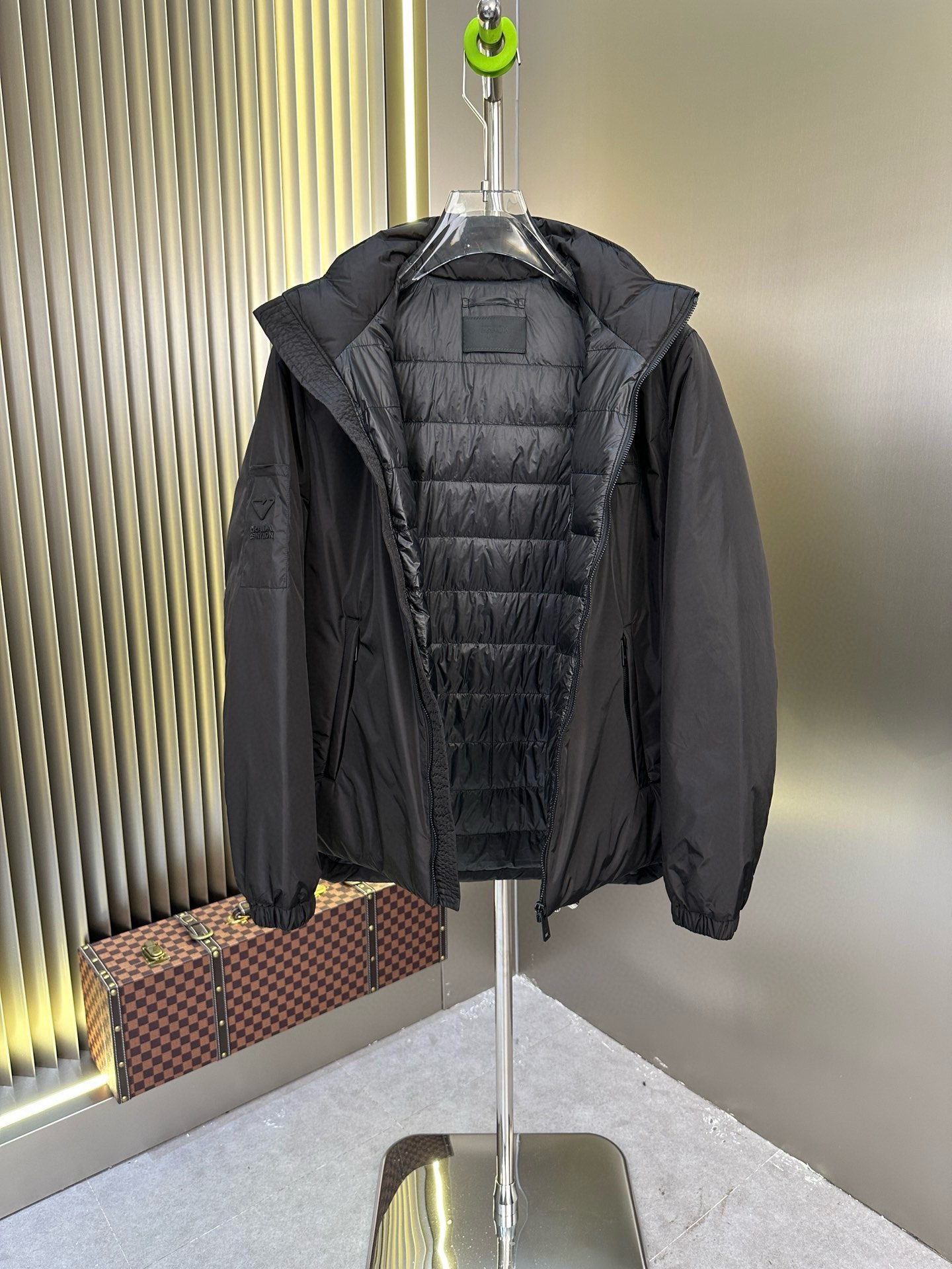 P1420 Moncler Moncler gado recomendado de alta qualidade 2024 outono / inverno Jaqueta masculina Pure 90 Down! Linhagem nobre, cheia de sensação fofa, arma fria, roupas prontas para vestir de alto nível, toda a peça é projetada usando artesanato pesado à mão, a parte interna do esqueleto como suporte é coberta com tiras em relevo à mão de revestimento impermeável na forma de silhueta de capa de chuva ao ar livre como o tom da integração dos elementos de design da moda não é orientado para a funcionalidade modelos práticos de rua cheios de seleção importada de alto grau de 90 penas de pato branco + 10 penas, alto peso, calor espesso, rápido e calor politérmico, o efeito de coleta muito bom! O artesanato tradicional da Zegna, peça-símbolo, confere à nova estação vitalidade e valor estético à moda, bem como ao estilo harmonioso de Zhuang e à elite urbana preferida dos homens Tamanho: M-3XL178 140 libras desgaste L Slim máximo 190 libras